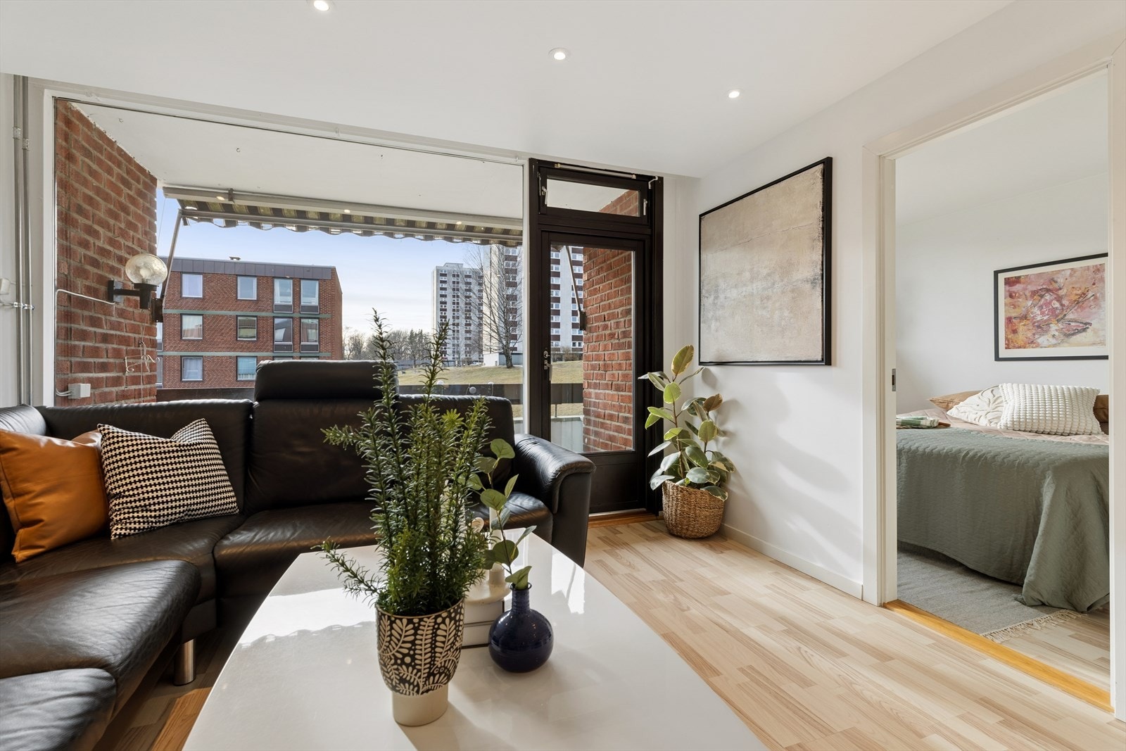 Den gjennomgående planløsningen og de store vindusflatene sørger for en lys og luftig romfølelse. Galleribilde