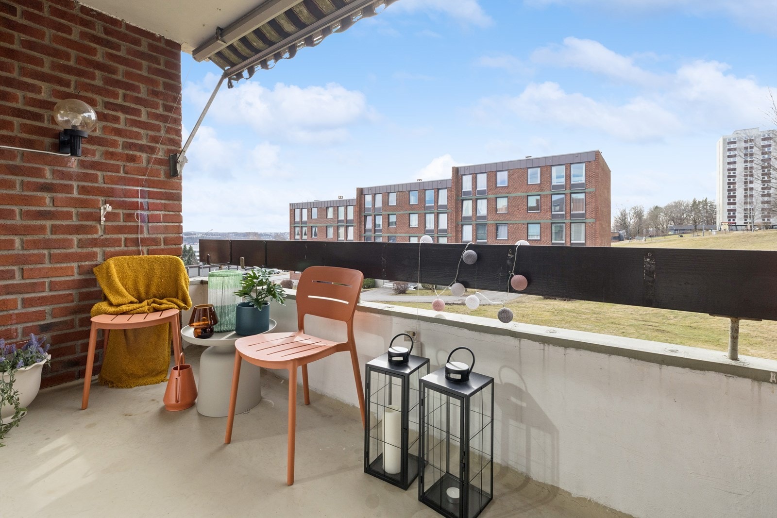 Balkongen måler ca. 4,6 m² og fungerer som en fin forlengelse av stuen på varme dager. Galleribilde