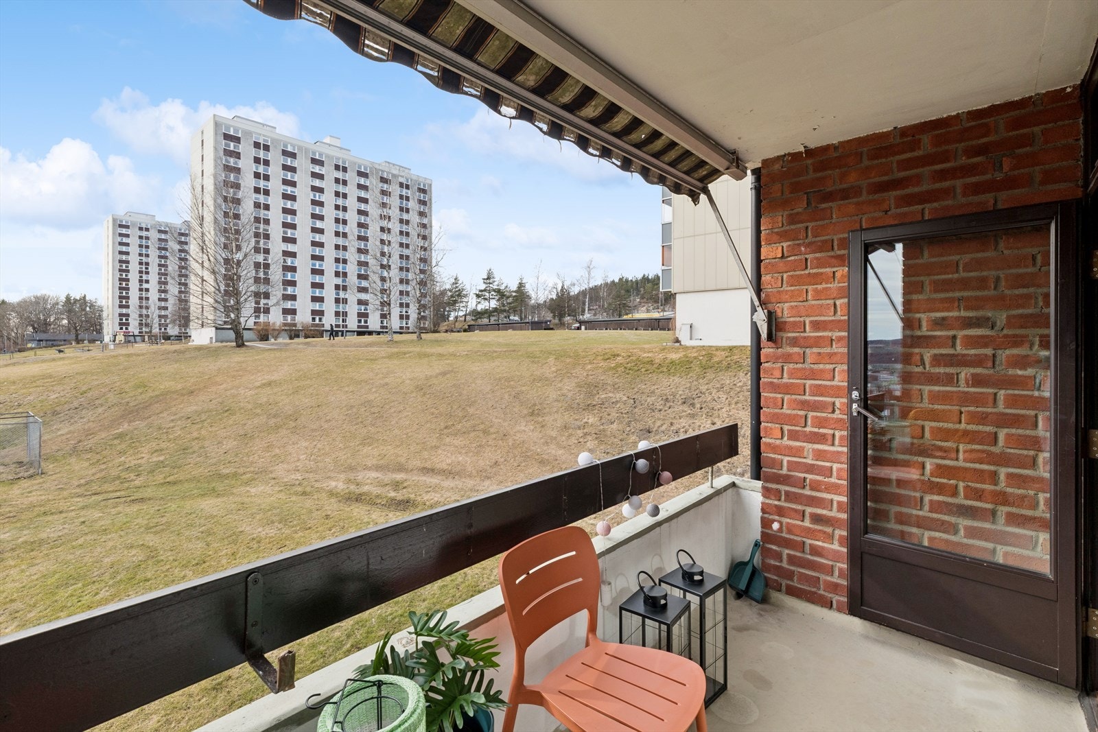 Fra stuen er det utgang til en sørvestvendt og overbygget balkong med utsikt mot rolige, grønne fellesarealer. Galleribilde