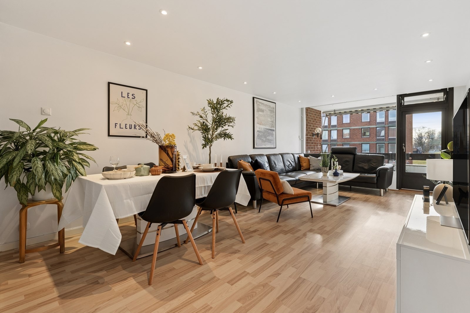 Lokalmegler Zarine Lopez Mirzad v/DNB Eiendom har gleden av å presentere Statsråd Mathiesens Vei 11! Galleribilde