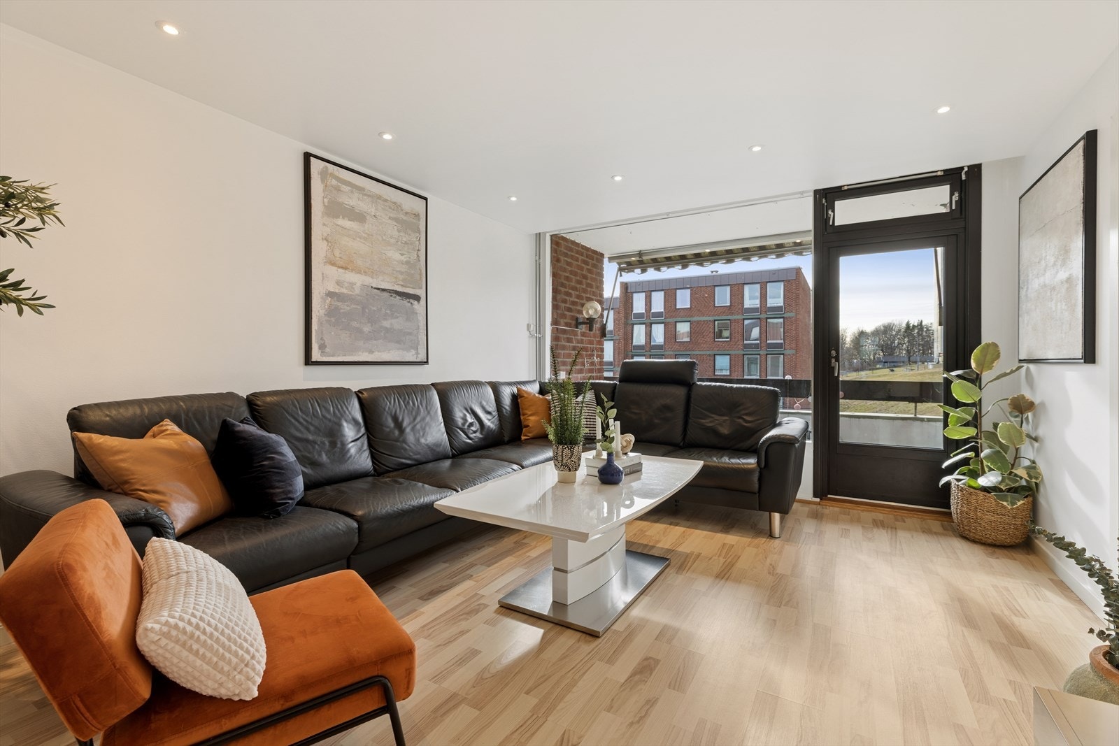 Radiatorer under vinduene sørger for oppvarming. Varmtvann og fyring er inkludert i de månedlige felleskostnadene. Galleribilde