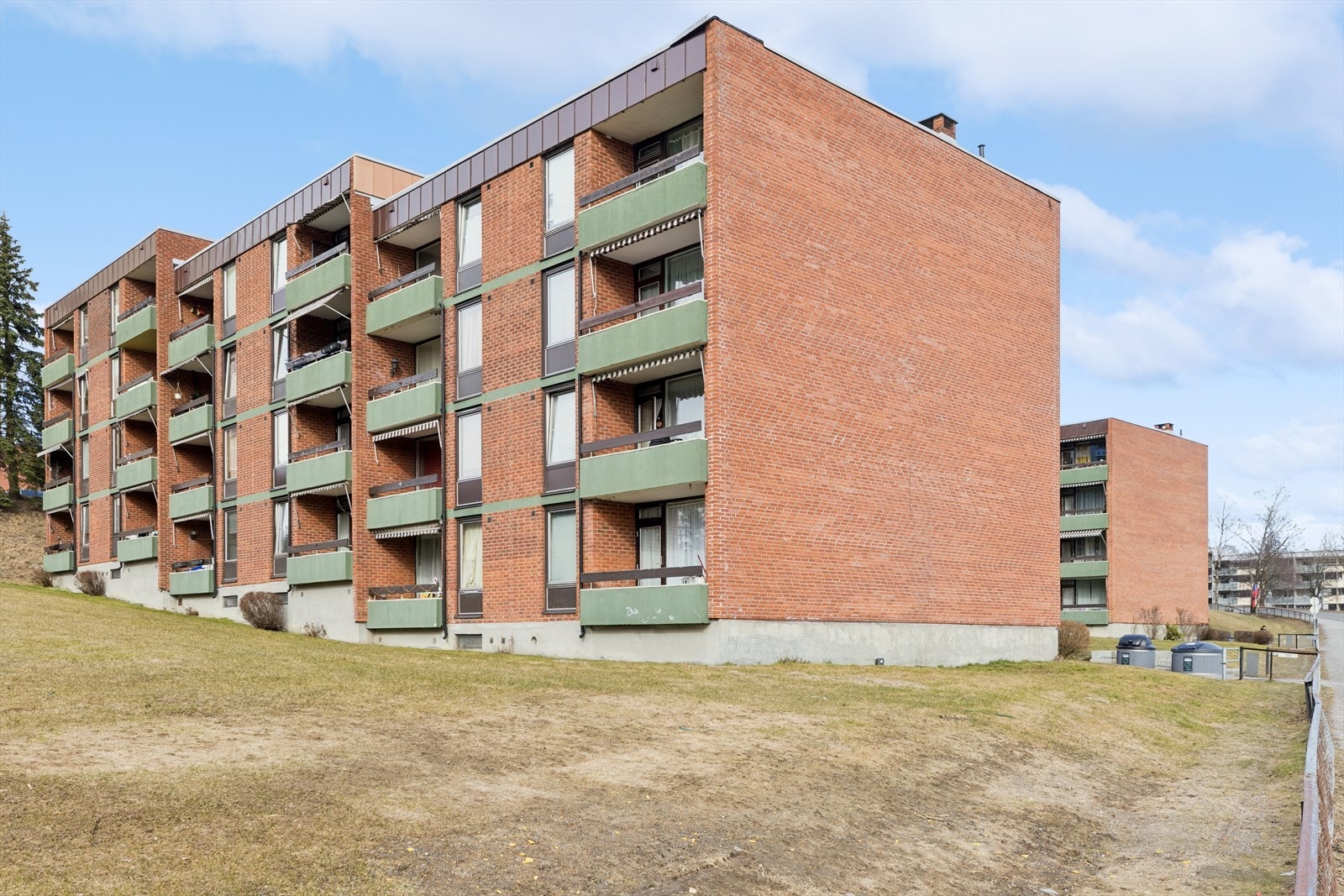 Leiligheten har en sentral, men samtidig skjermet beliggenhet på Linderud - et veletablert og familievennlig område kjent for gode servicetilbud, frodige grøntområder og svært gode kollektivforbindelser. Galleribilde