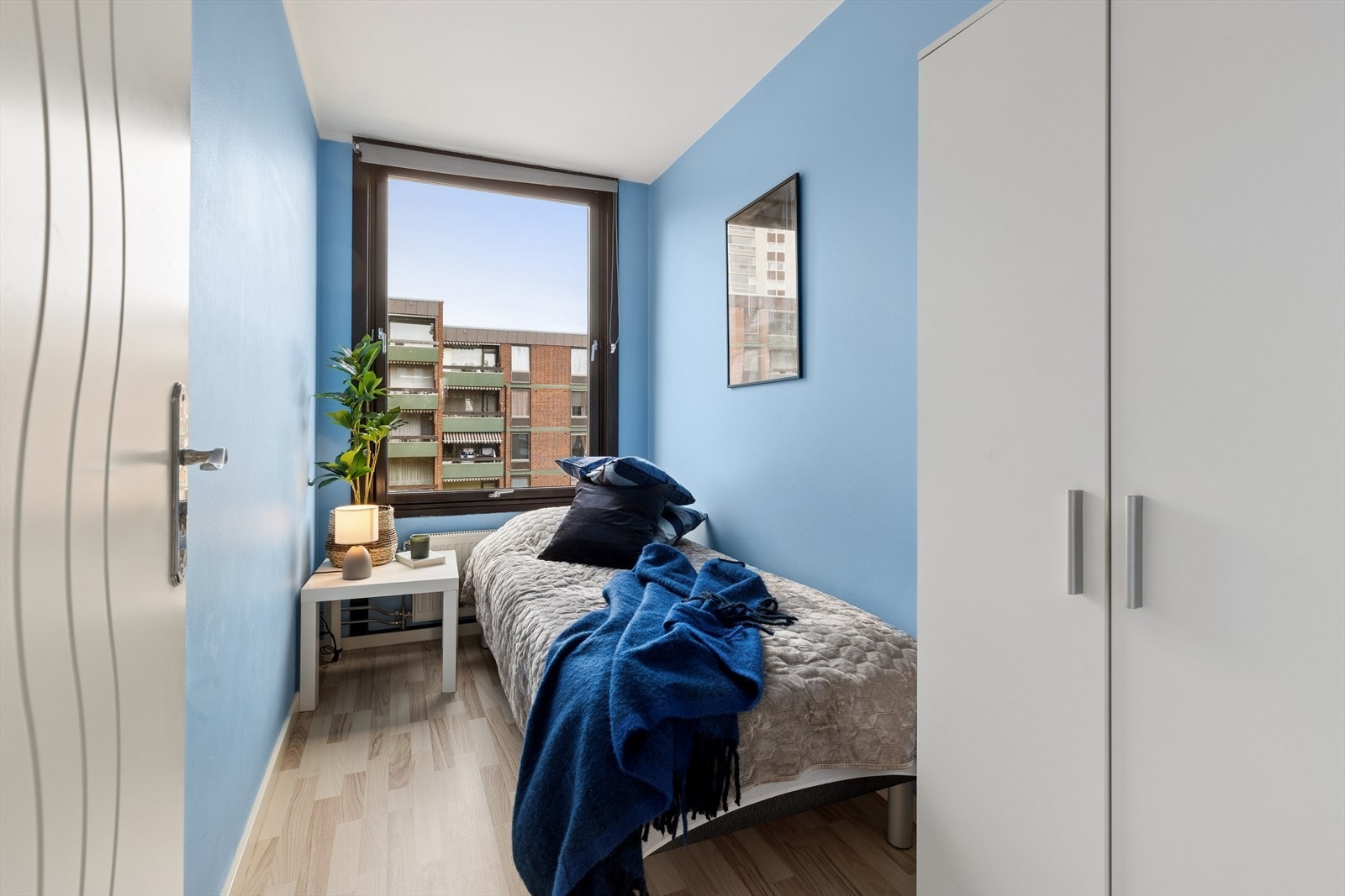 Her er det plass til både seng og medfølgende garderobe. Galleribilde