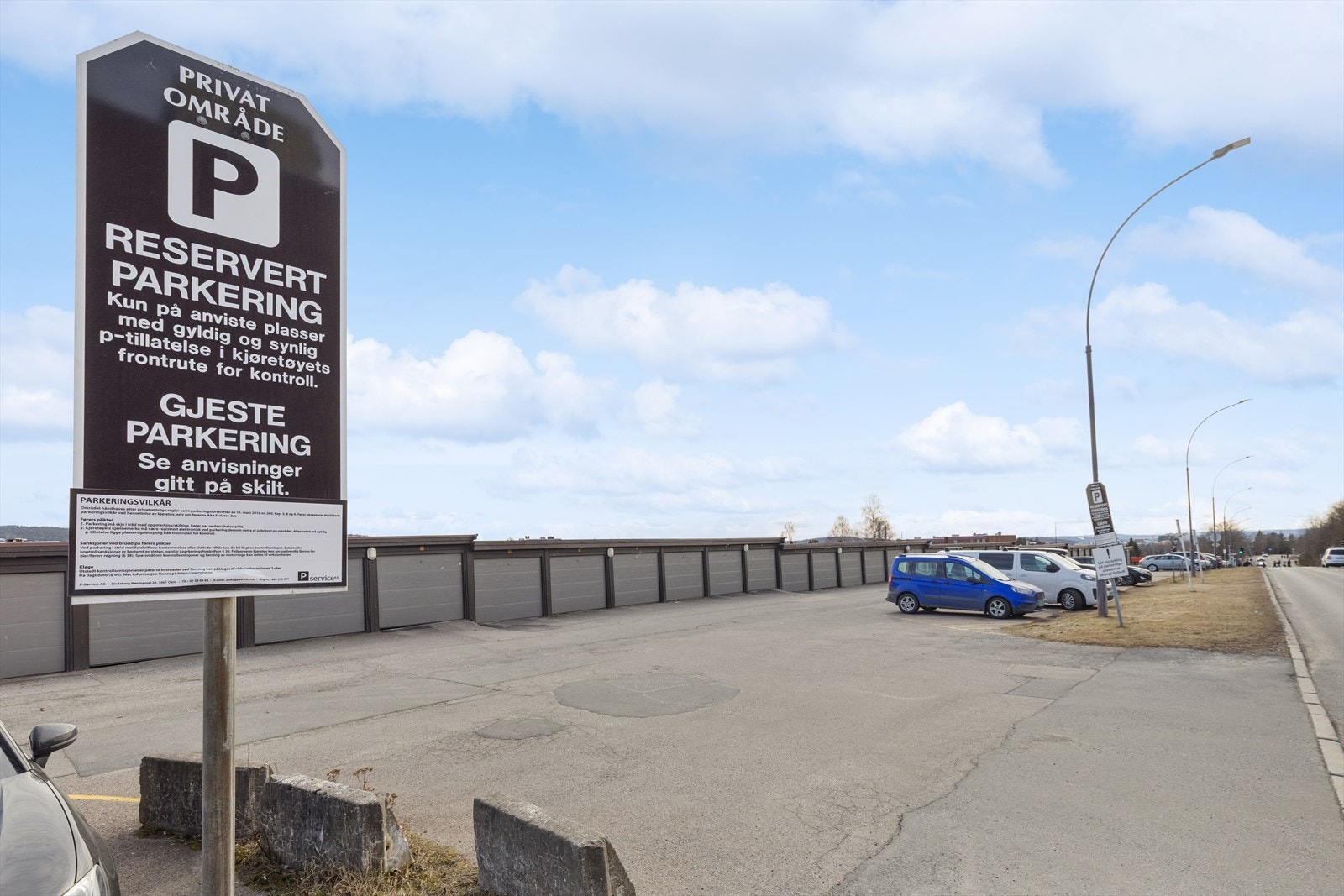 Fast parkeringsplass (nr. 43) følger leiligheten. Sameiet har også gjesteparkering. Galleribilde