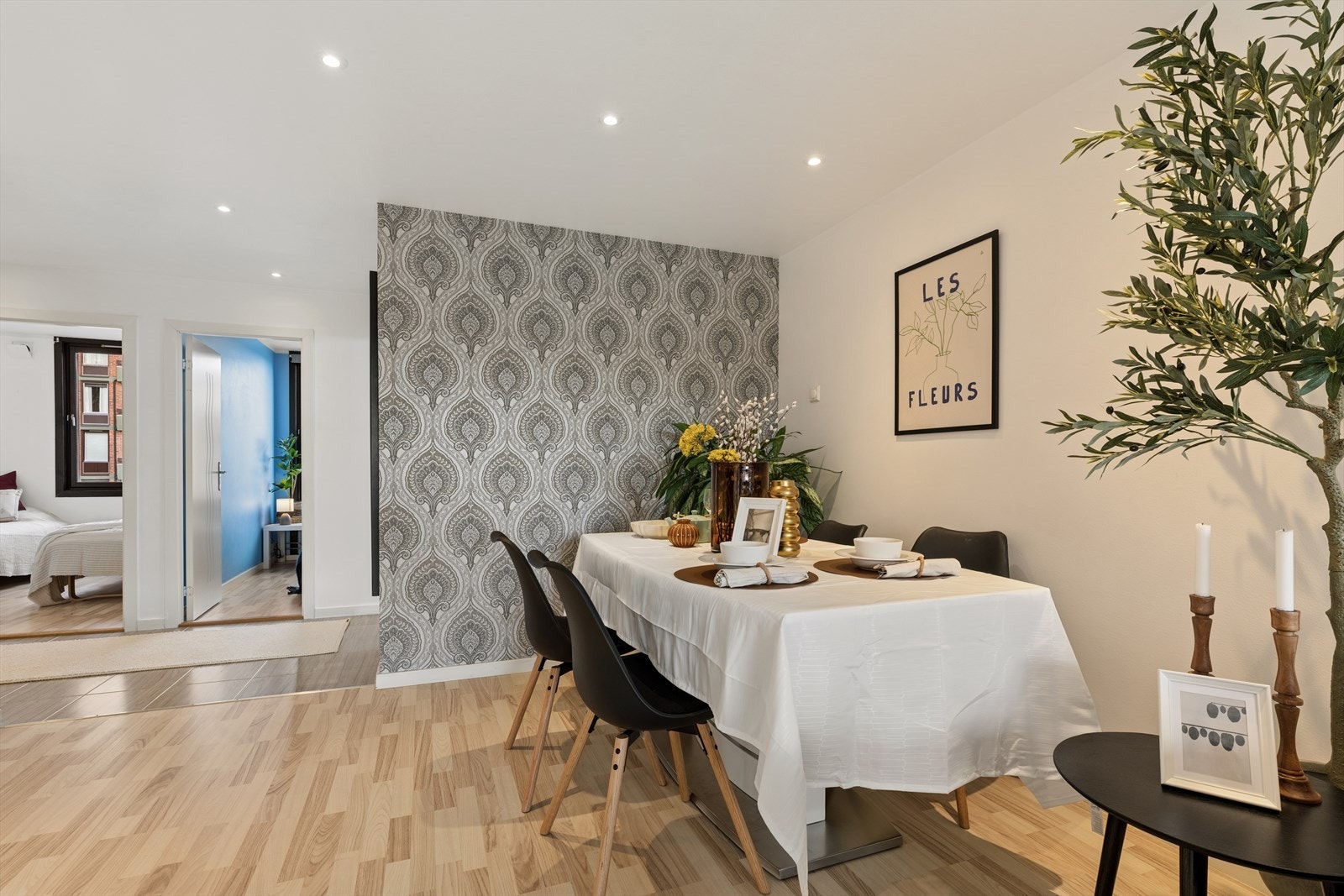 Stuen er romslig og har god plass til en egen spisesone. En fondvegg med tapet skaper en fin kontrast. Galleribilde