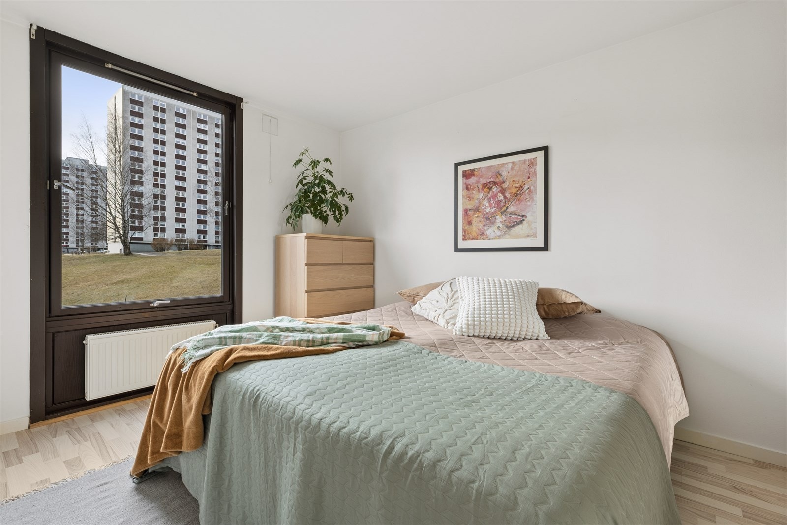 Hovedsoverommet er lyst og romslig med god plass til dobbeltseng og garderobeløsning. Galleribilde