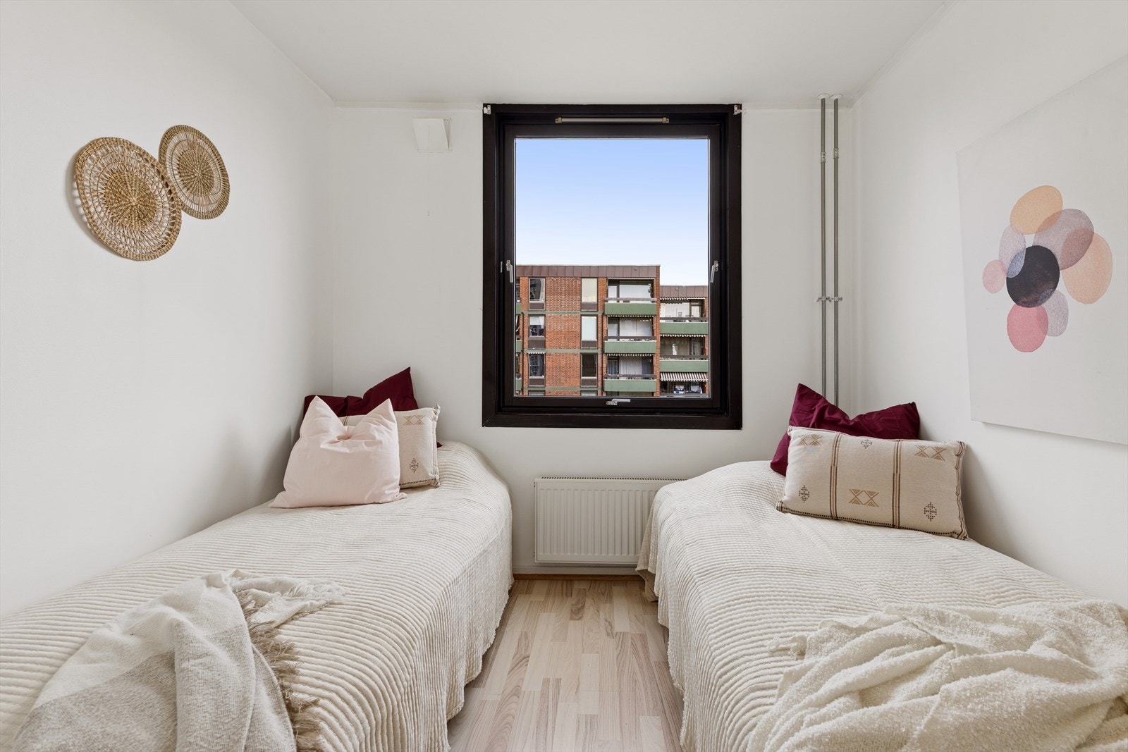 Soverom 2 er også romslig, med plass til både seng og medfølgende skyvedørsgarderobe. Galleribilde