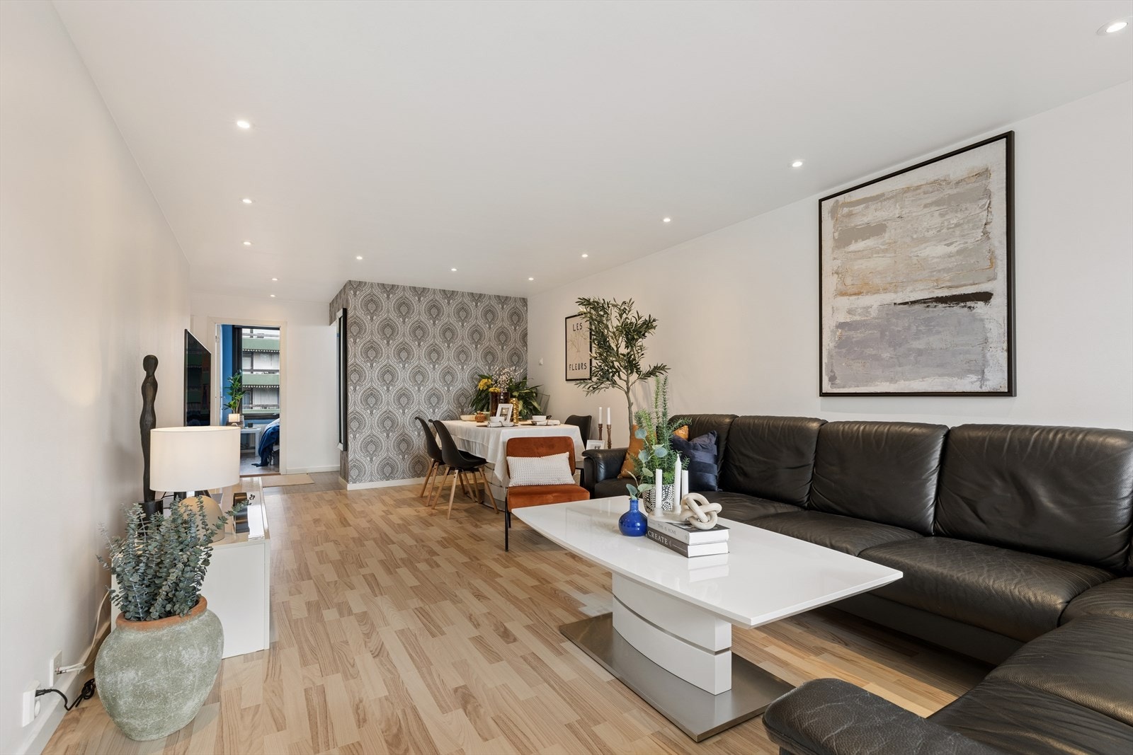 Dette er en lys og gjennomgående 4-roms eierleilighet med en arealeffektiv planløsning, solrik balkong og medfølgende parkeringsplass. Galleribilde