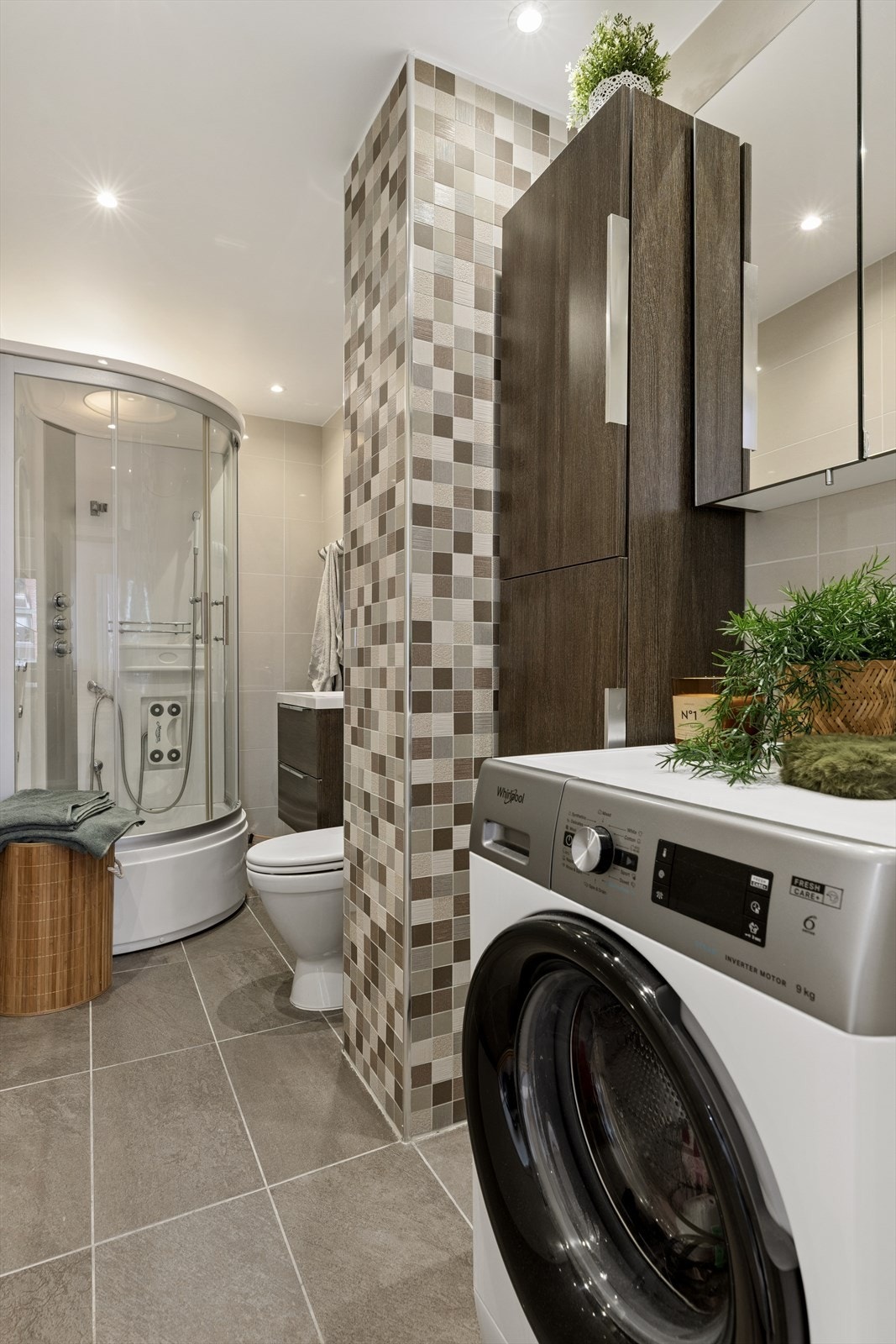 Badet ble oppgradert i 2020 og har flislagte overflater, downlights og opplegg for vaskemaskin. Galleribilde