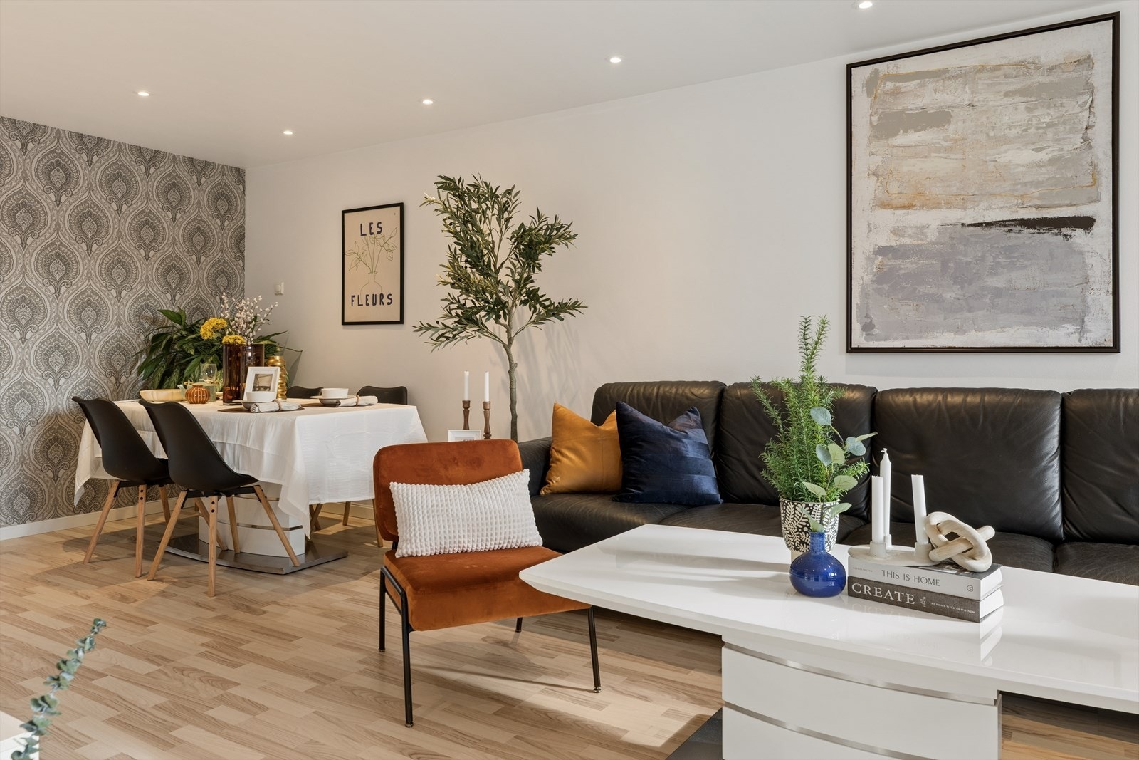 Gjennomgående laminatgulv ble lagt i 2017, og de fleste veggflater ble samtidig sparklet og malt. Galleribilde