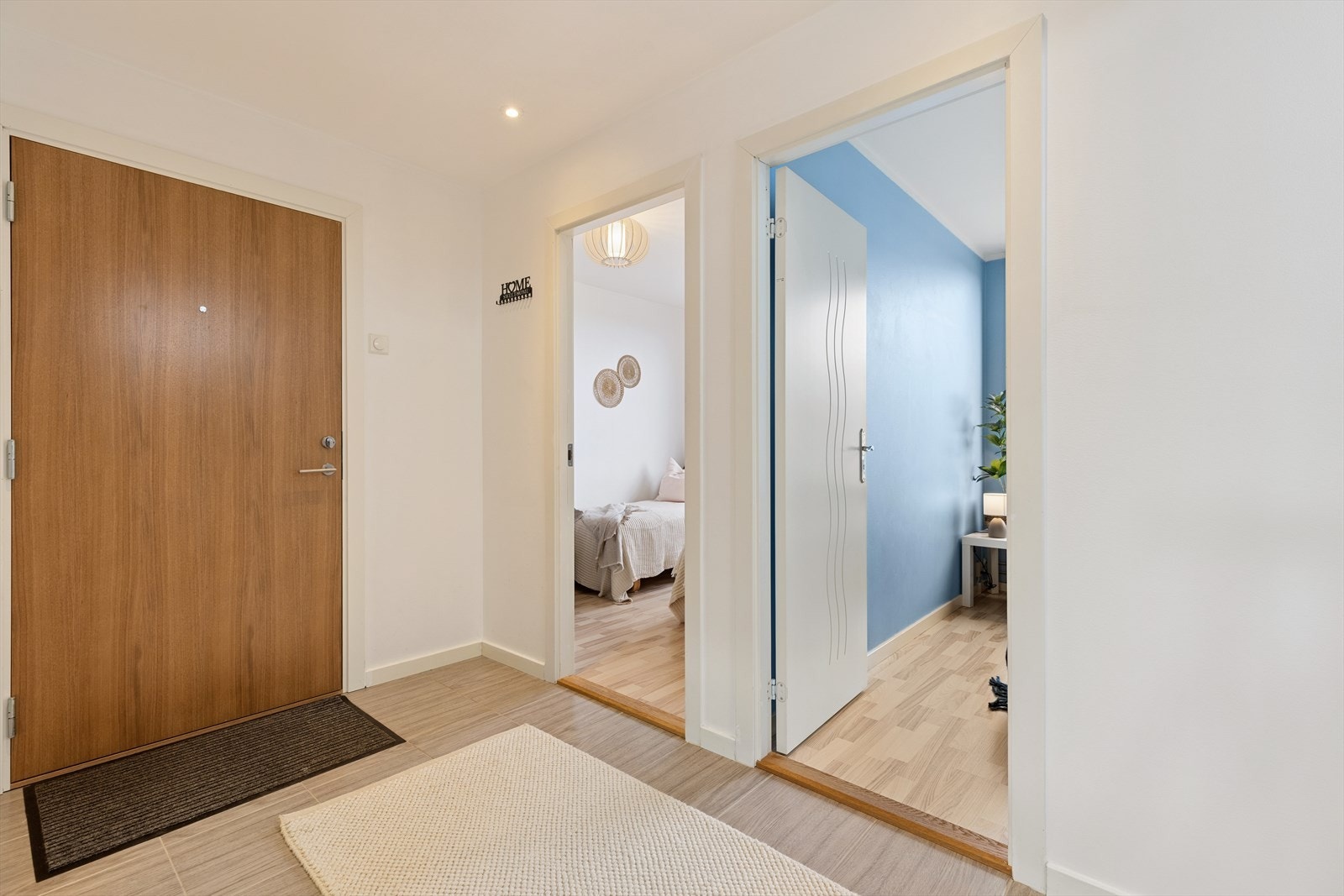 Leiligheten har en gjennomgående og familievennlig planløsning med tre soverom. Galleribilde