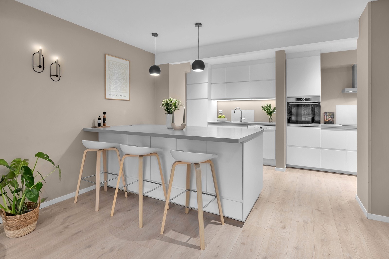 Flott kjøkkeninnredning fra 2017. Praktisk kjøkkenøy. Galleribilde