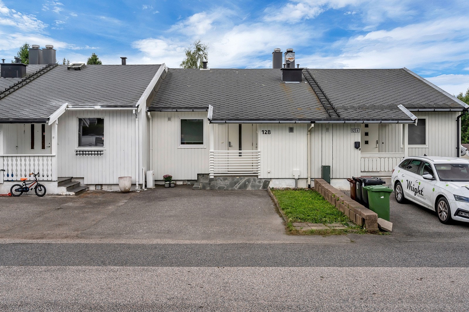 Hånes er et veletablert boligområde, omtrent 9 km øst for Kristiansand sentrum. Boligen ligger kun et par km unna Sørlandssenteret med et rikt utvalg butikker. Galleribilde