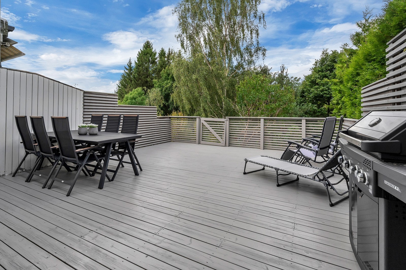 Stor, solrik og usjenert veranda! Galleribilde