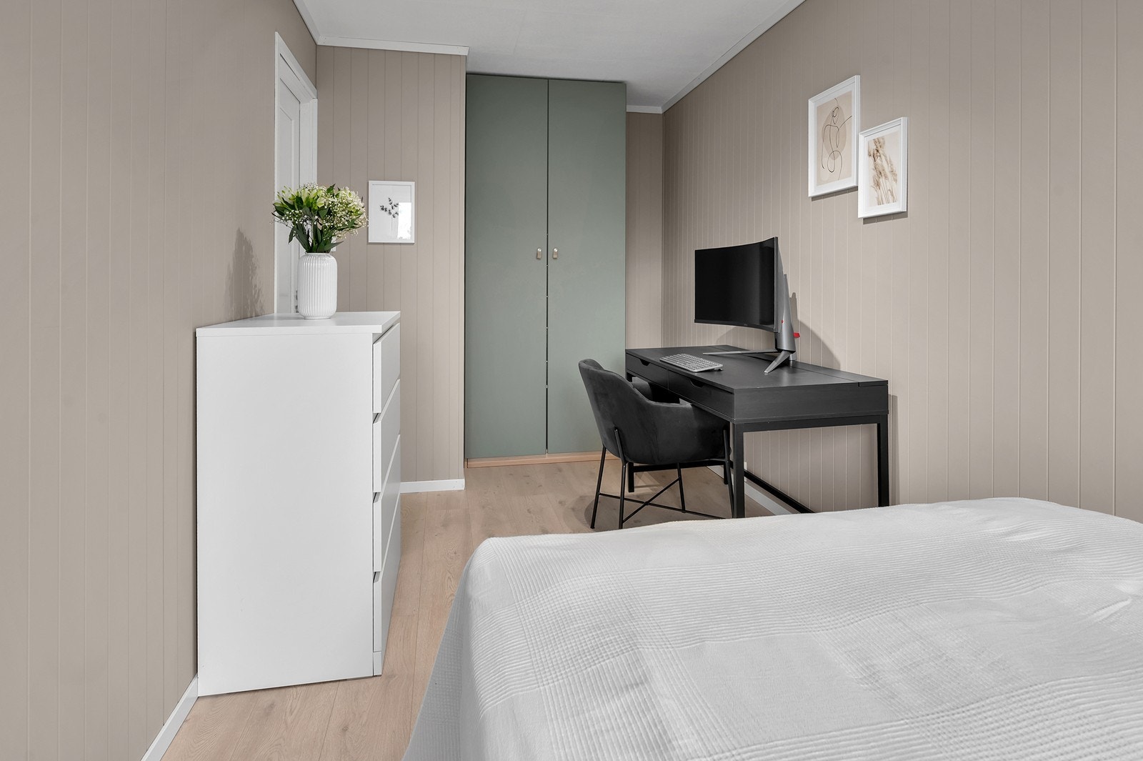 Plass til seng, garderobe og skrivebord. Galleribilde