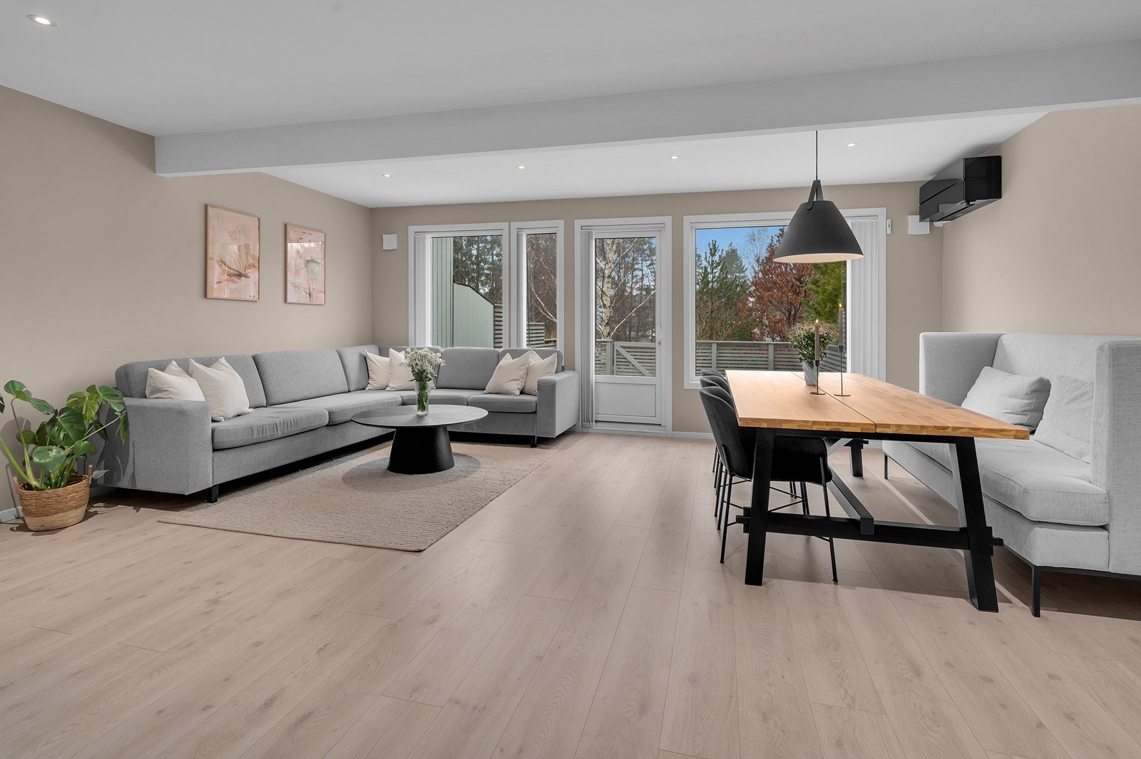 Romslig stue med store vindusflater som gir rikelig med lysinnslipp. Varmepumpe fra 2022. Galleribilde