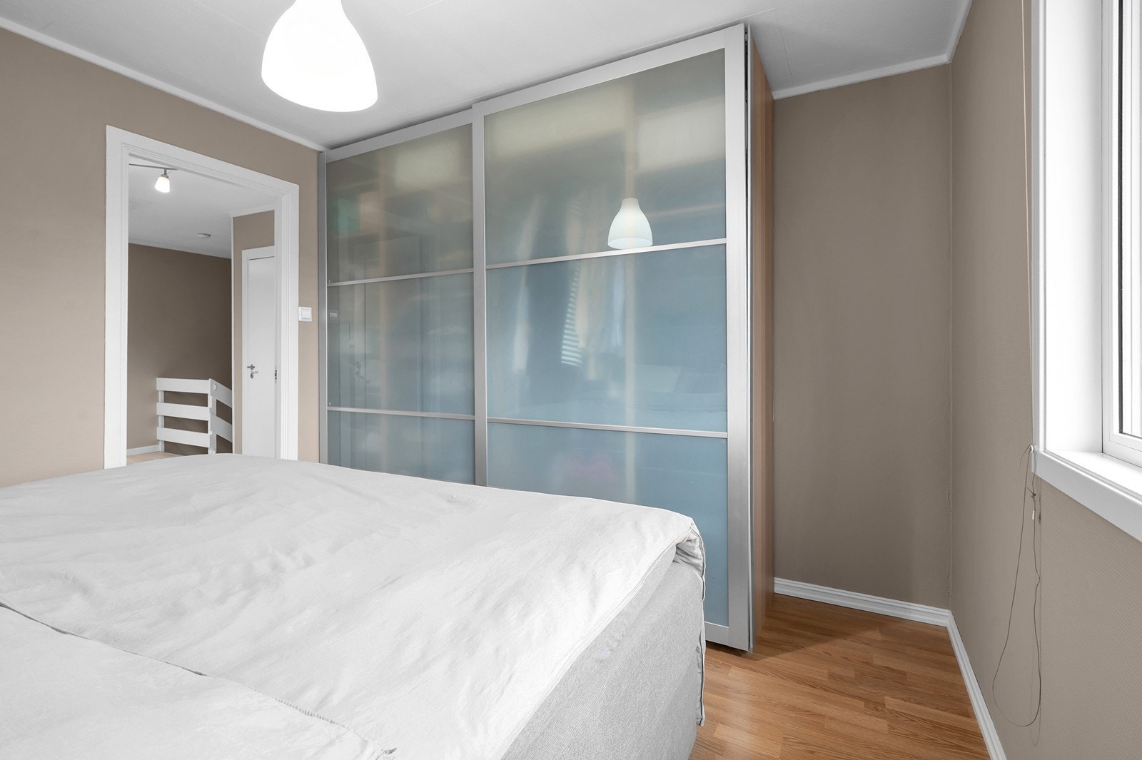 Plass til dobbeltseng, garderobe og nattbord. Galleribilde