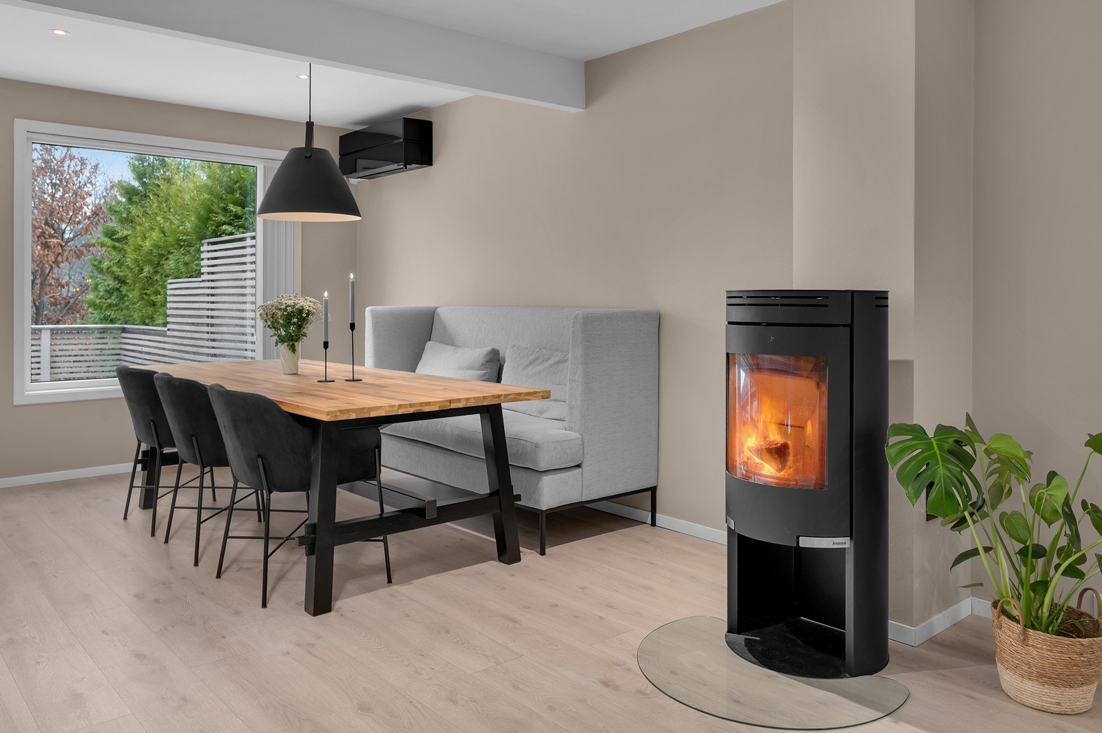 Det er utført oppussing og oppgraderinger av boligen med blant annet kjøkkeninnredning fra 2017 og oppusset bad fra 2016. Galleribilde