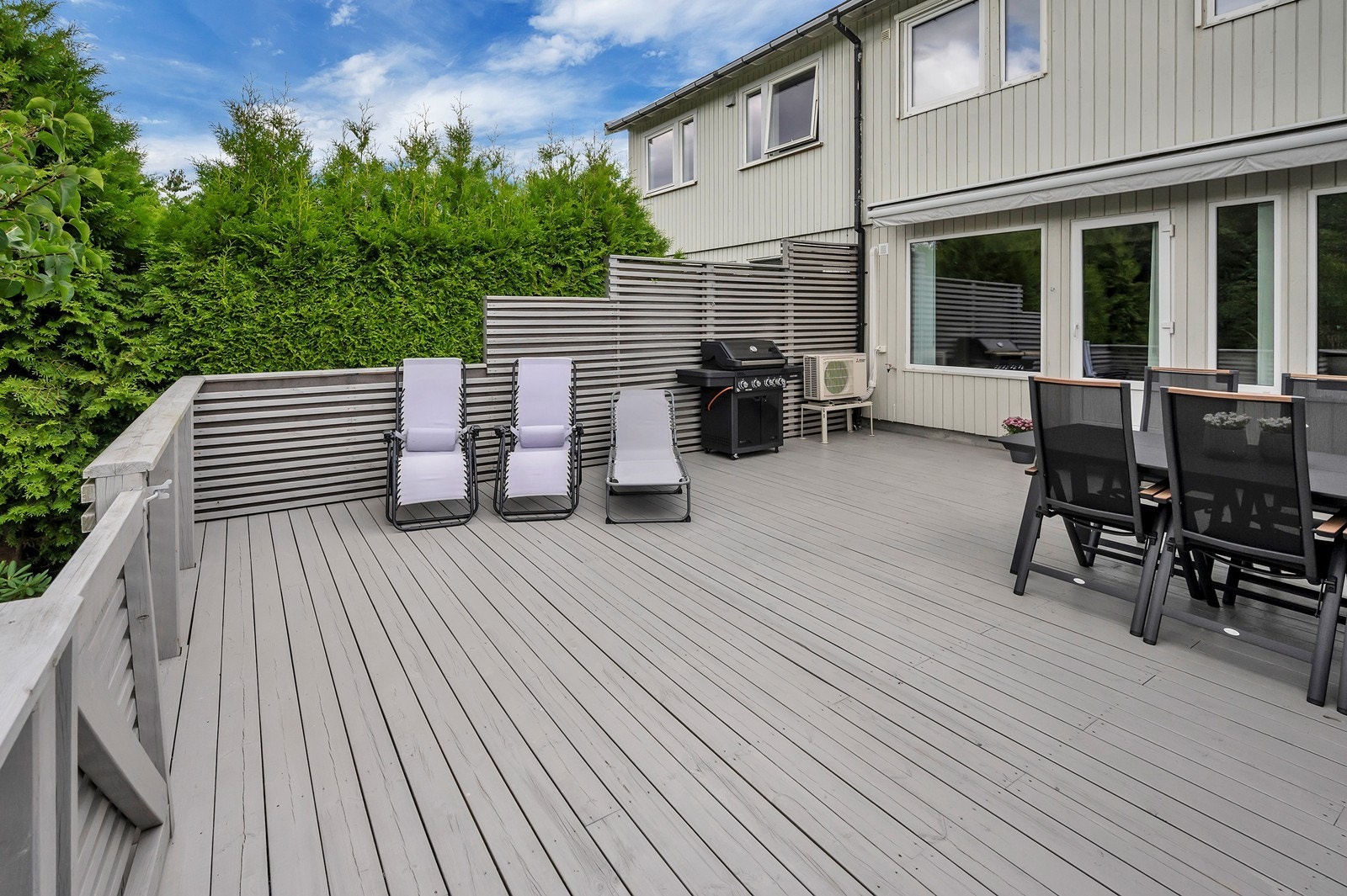 Et pent og innholdsrikt rekkehus med stor solrik veranda. Galleribilde