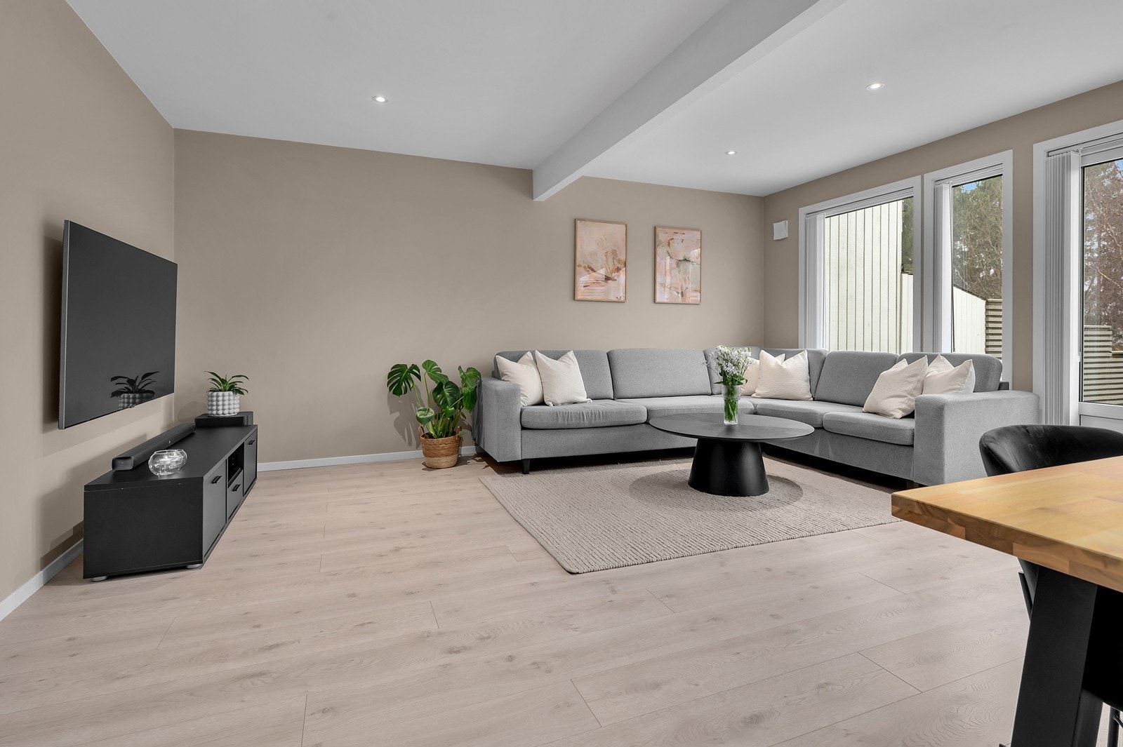 Barnevennlig område med nærhet til barnehage, skole, idrettsanlegg og flotte turområder. Galleribilde