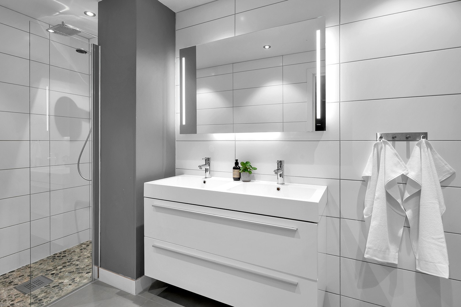 Spotter i tak og fin baderomsinnredning. Galleribilde