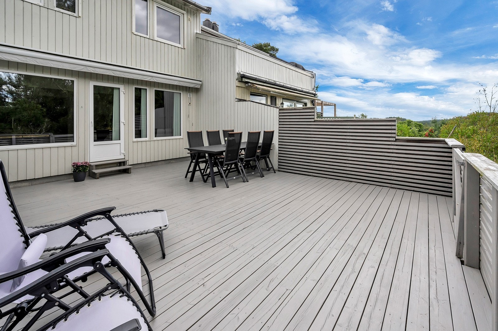 Her har man plass til flere forskjellige sittegrupper, grill m.m. Galleribilde