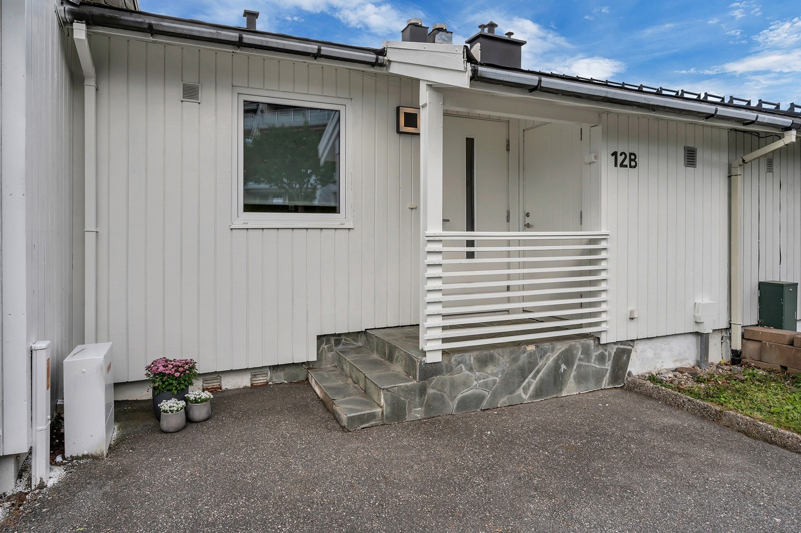 Utvendig bod på ca. 2 kvm. Det følger med garasje i rekke rundt hjørnet. For øvrig biloppstillingsplass på tomten. Galleribilde