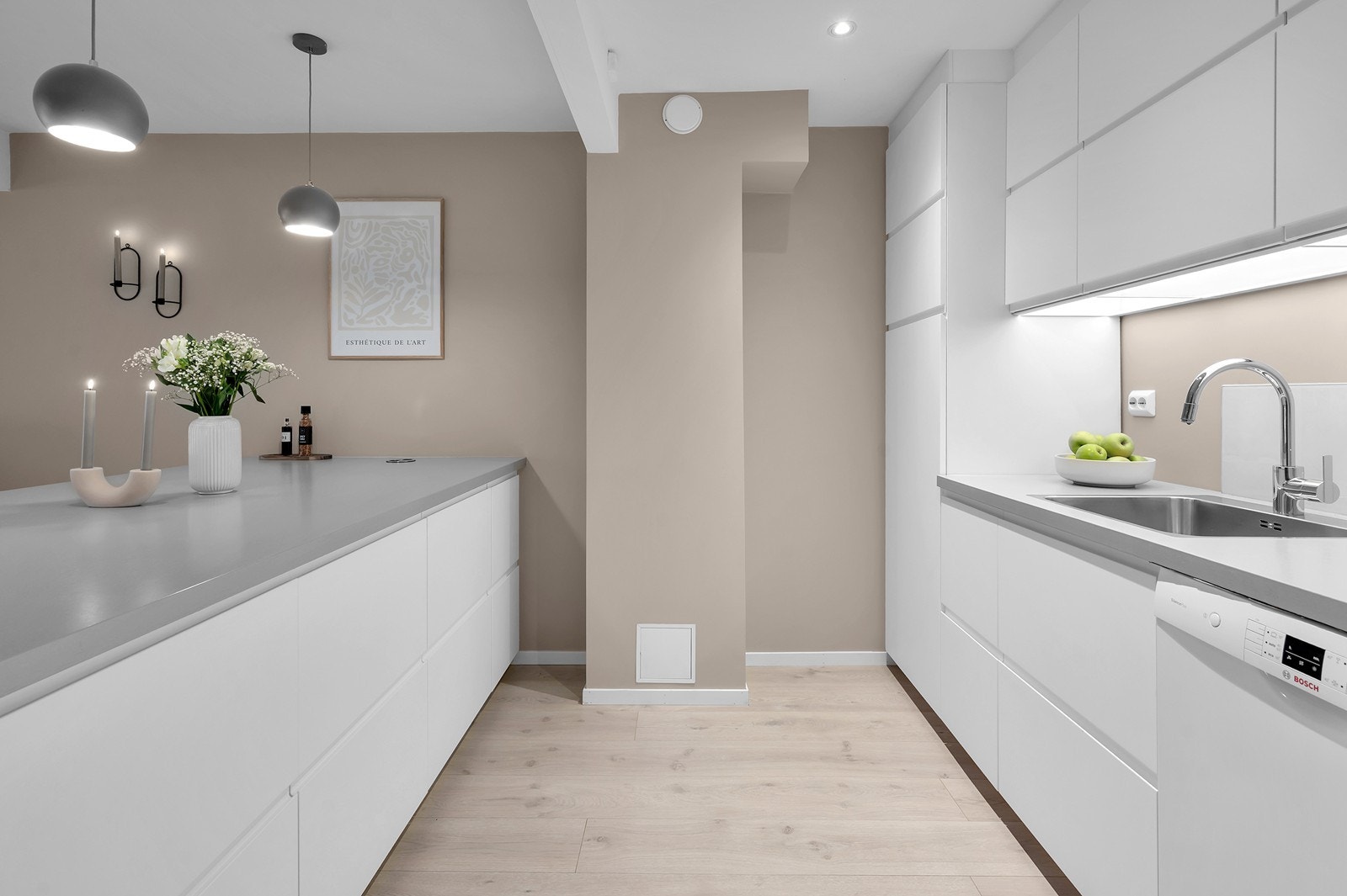 God skap- og benkeplass. Galleribilde