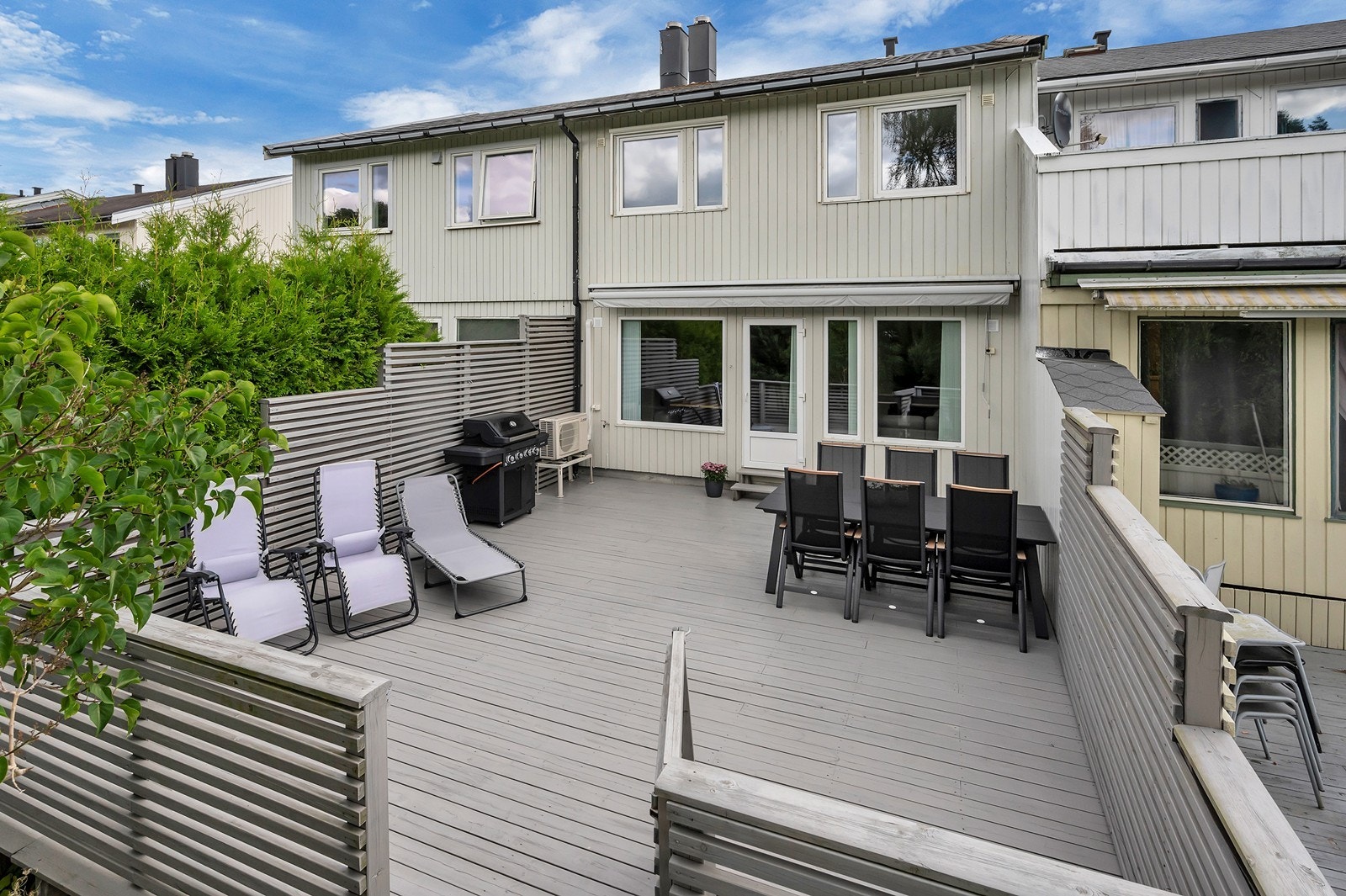 Miljøet byr på gode oppvekstsvilkår for barn i alle aldre. Her er det trygg gangavstand til flere barnehager, barne- og ungdomsskole, Hånes senter med Kiwi og spisesteder. Galleribilde