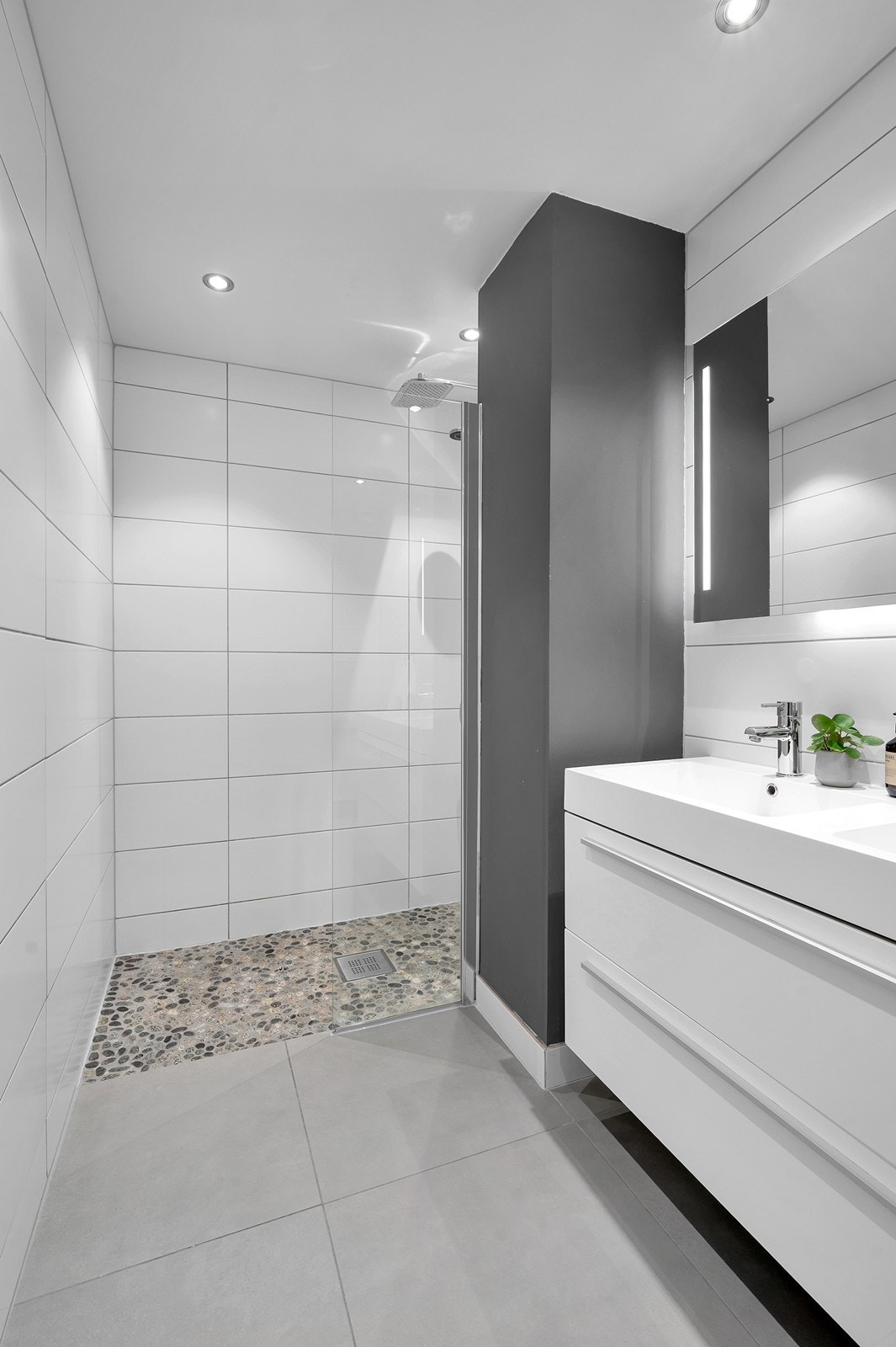 Lekker elvestein på gulv i dusj. Galleribilde