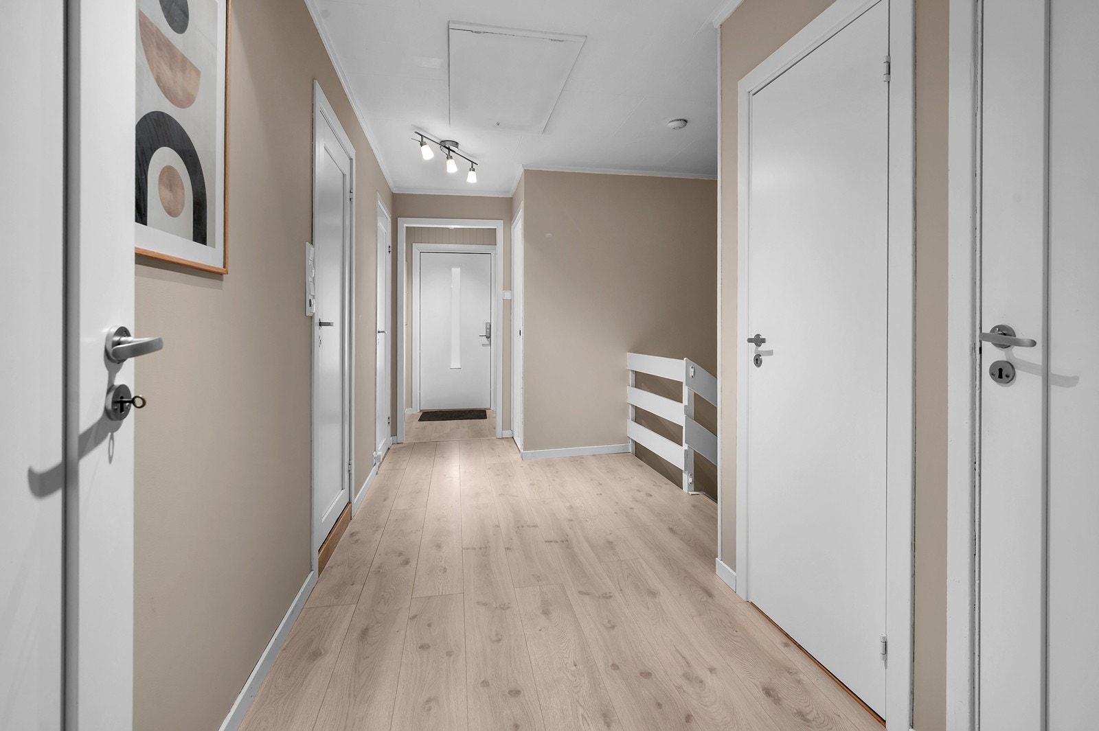 Romslig gang i lekkert fargevalg. Galleribilde