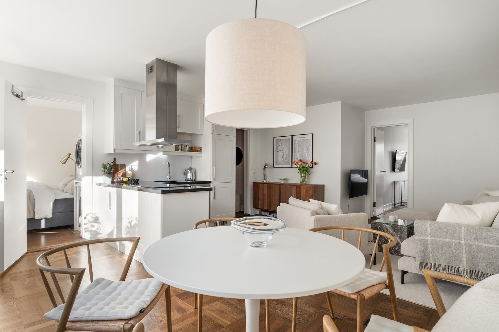 Kjøkkenet har en åpen og sosial plassering mot stuen, noe som gir en god romfølelse og en planløsning som fungerer godt i det daglige. Galleribilde