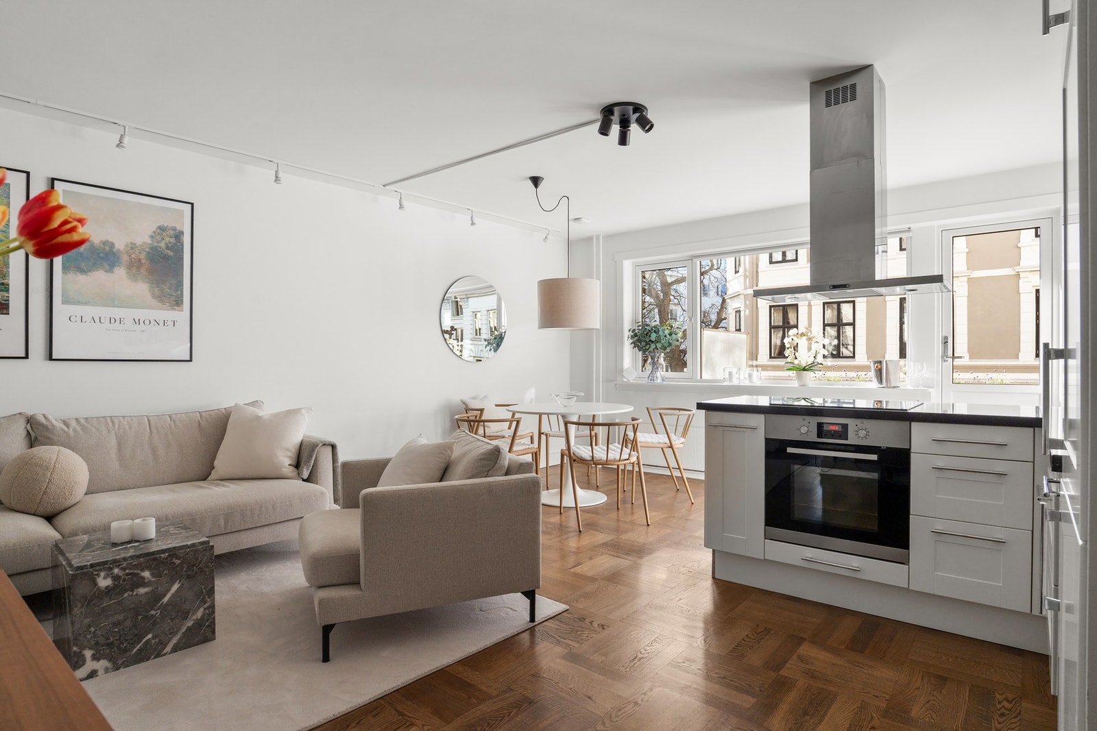 Leiligheten har en fin, åpen og optimalisert planløsning med mye naturlig lys. Galleribilde