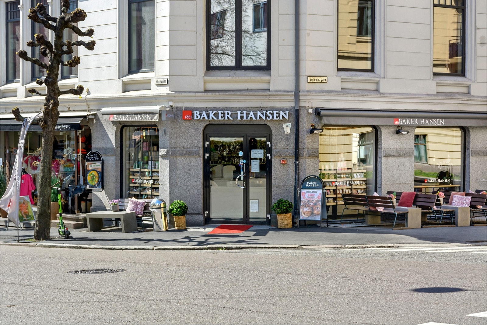 Videre er det kort veg til Majorstuen, Aker Brygge, Tjuvholmen, Karl Johans gate og sentrum der man har alt av fasiliteter som for eksempel teater, kino, konserthus, butikker, restauranter, caféer, museer, historiske bygninger, severdigheter og attraksjon Galleribilde