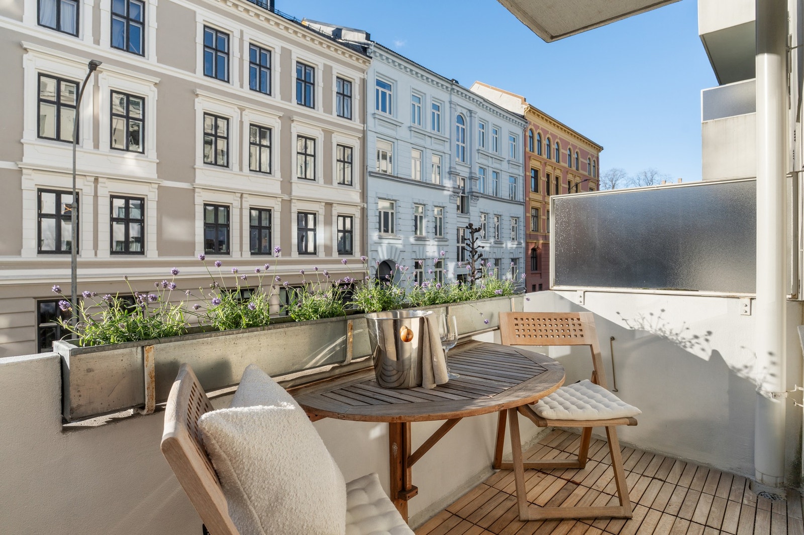 Fra stuen er det utgang til balkong, som fungerer som en naturlig forlengelse av oppholdsrommet og gir et ekstra areal som kan nytes store deler av året. Galleribilde