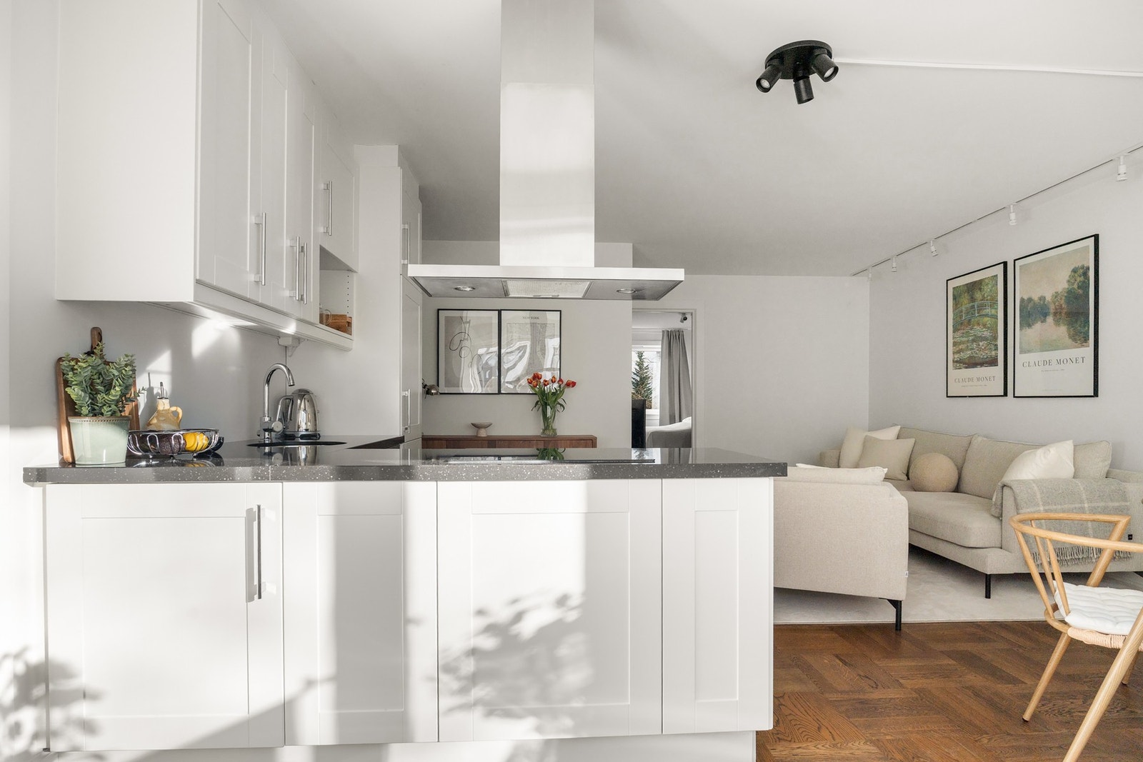 Innredningen fremstår som vedlikeholdt og holder en normal standard, med profilerte fronter, god skapplass og praktisk benkeplass for matlaging. Galleribilde