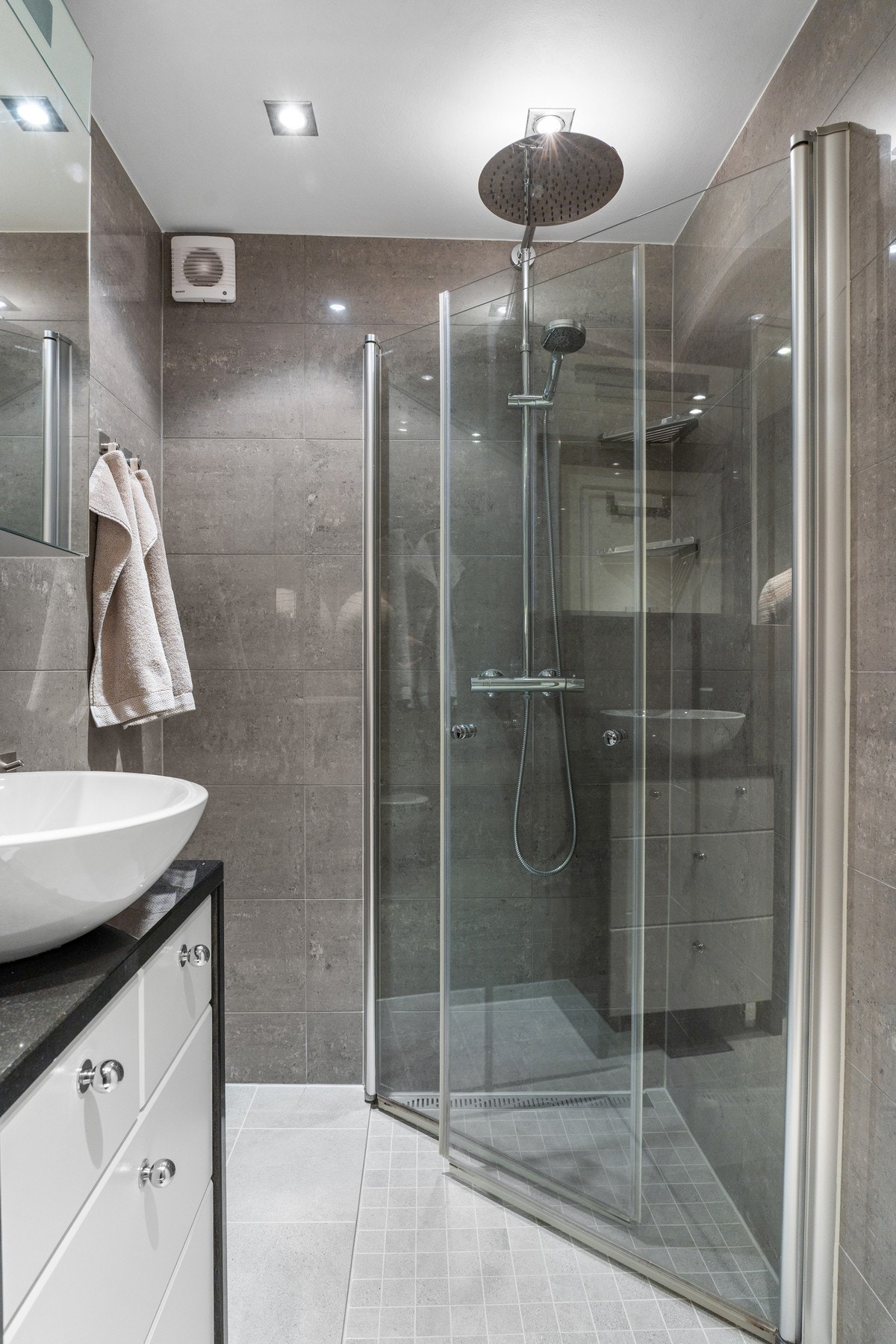 I dusjsonen er det regnfallsdusj og termostatstyrt blandebatteri, som sammen med varmekabler i gulv bidrar til et komfortabelt og funksjonelt baderom i hverdagen. Galleribilde