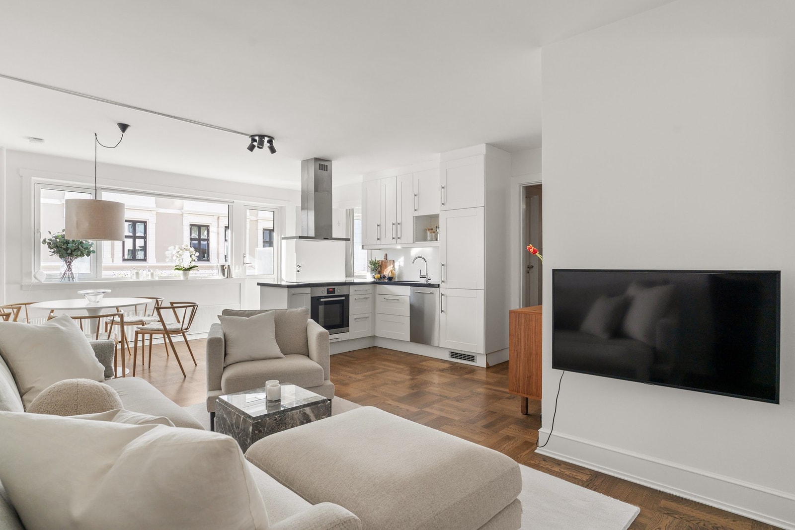 Her bys det på en gjennomgående god standard med lekker parkett i gulv i kontrast med lyse veggflater. Galleribilde