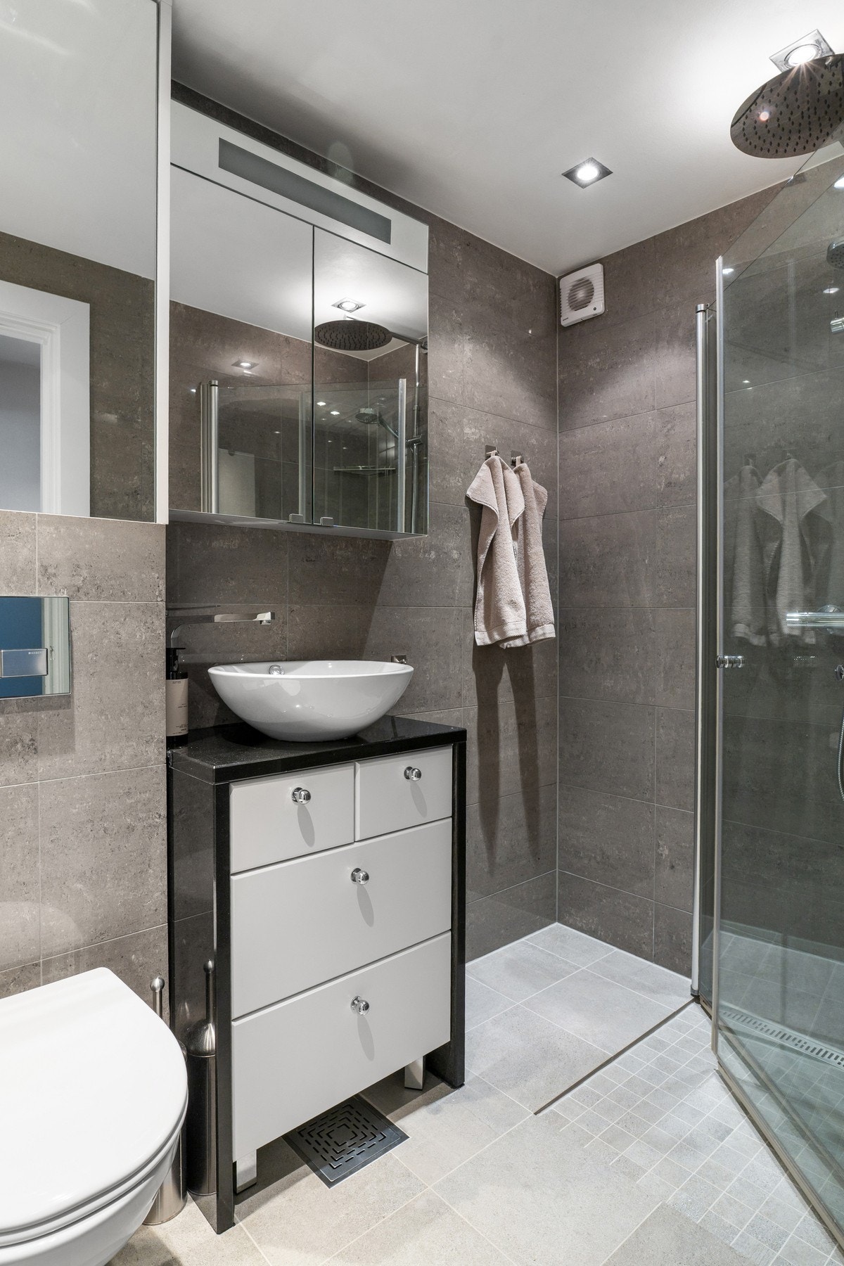 Baderommet ble oppgradert i 2011 og fremstår som pent og praktisk innredet med god utnyttelse av arealet. Galleribilde