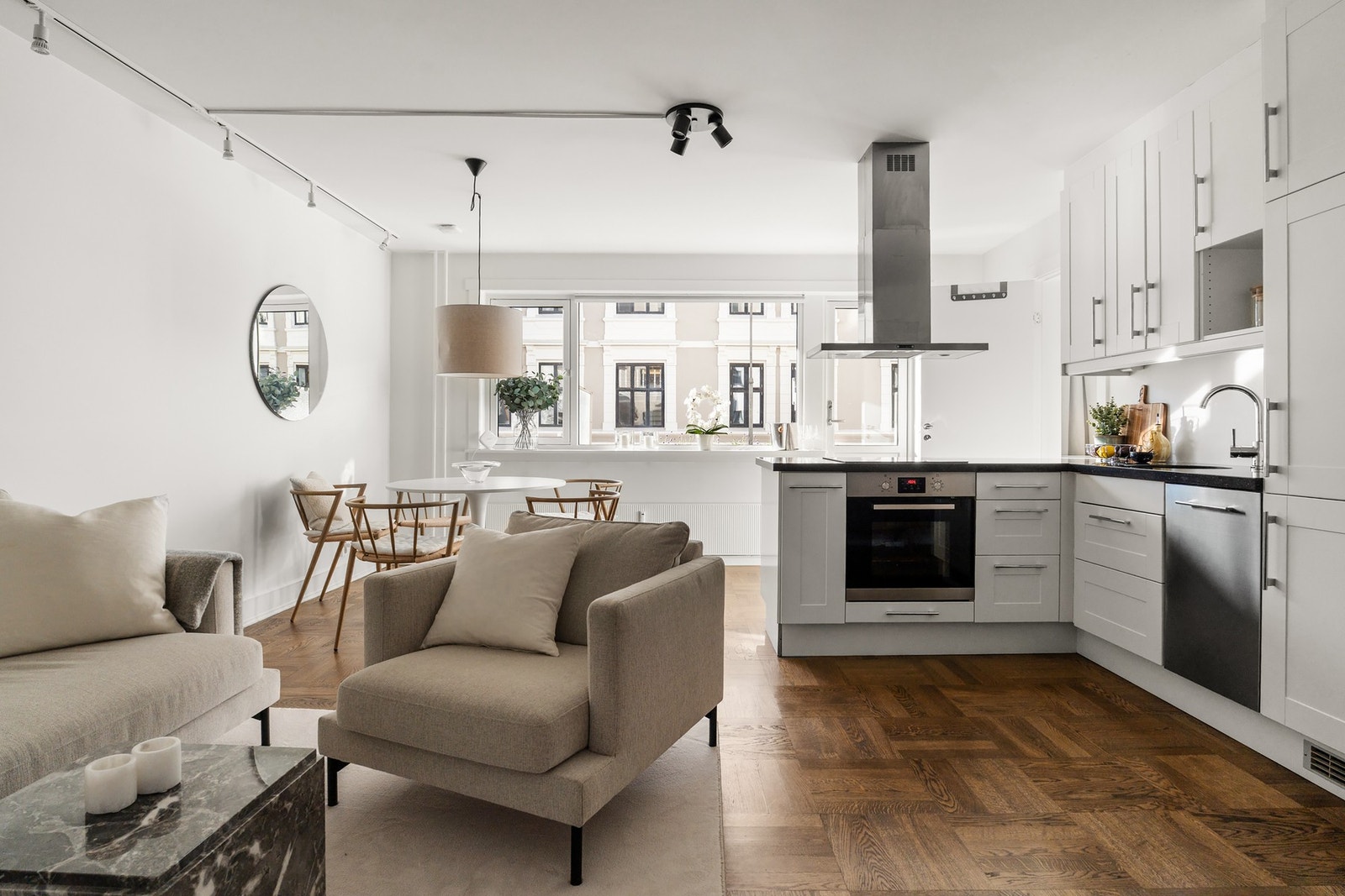 Stuen er et lyst og hyggelig oppholdsrom med en planløsning som gjør det enkelt å innrede med både romslig sofagruppe og spiseplass. Galleribilde