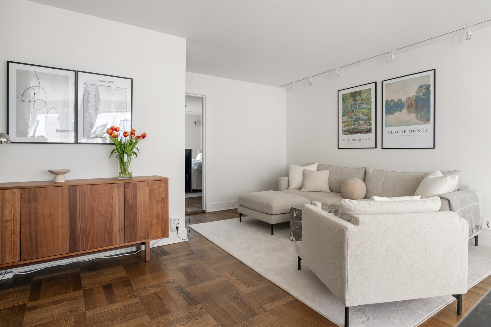 Ytterligere plass til stor sofagruppe med naturlig avstand til tv. Galleribilde