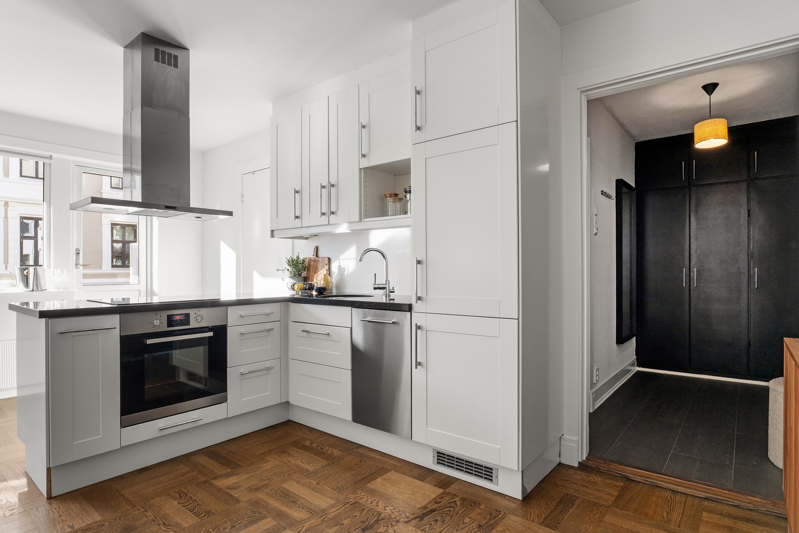 Kjøkkenet har opplegg for platetopp, stekeovn, oppvaskmaskin og kombi kjøl/frys, og fremstår som en trivelig og praktisk del av oppholdsrommet. Galleribilde