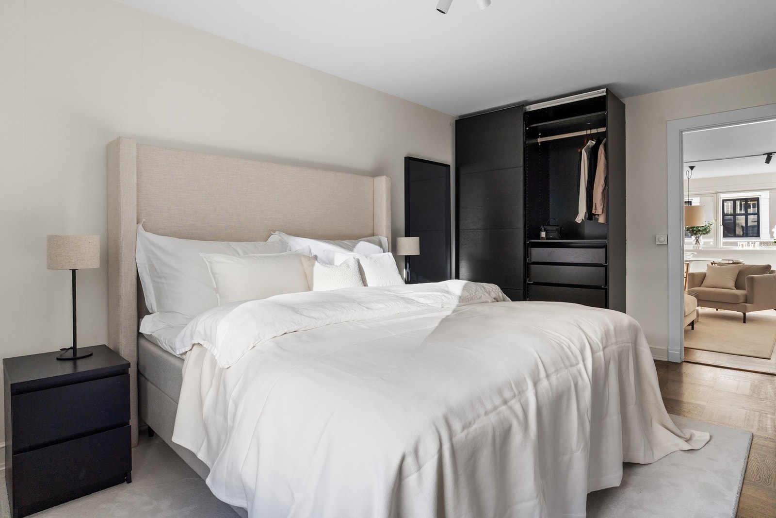 Her ligger det til rette for å skape en lun og komfortabel sone med god plass til dobbeltseng, garderobeskap og tilhørende møblement. Galleribilde