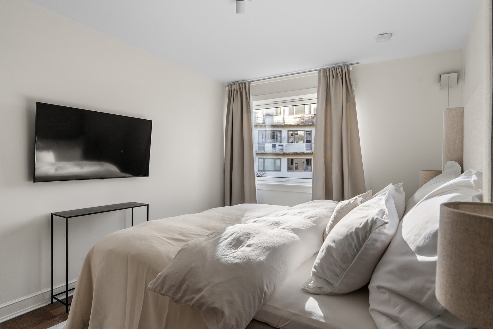 Rommet har en skjermet beliggenhet i leiligheten og egner seg godt som et rolig og privat soverom. Galleribilde