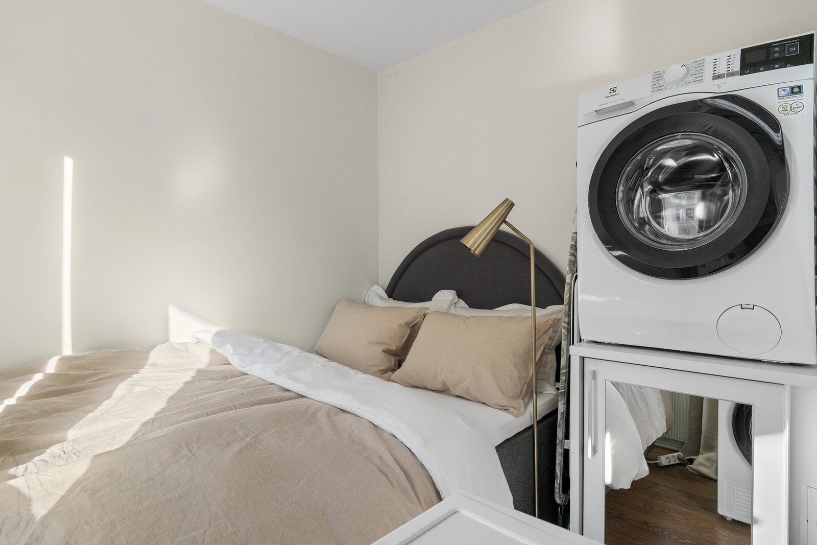 Rommet brukes i dag som et gjesterom kombinert med vaskerom, med opplegg for vaskemaskin og tørketrommel. Galleribilde