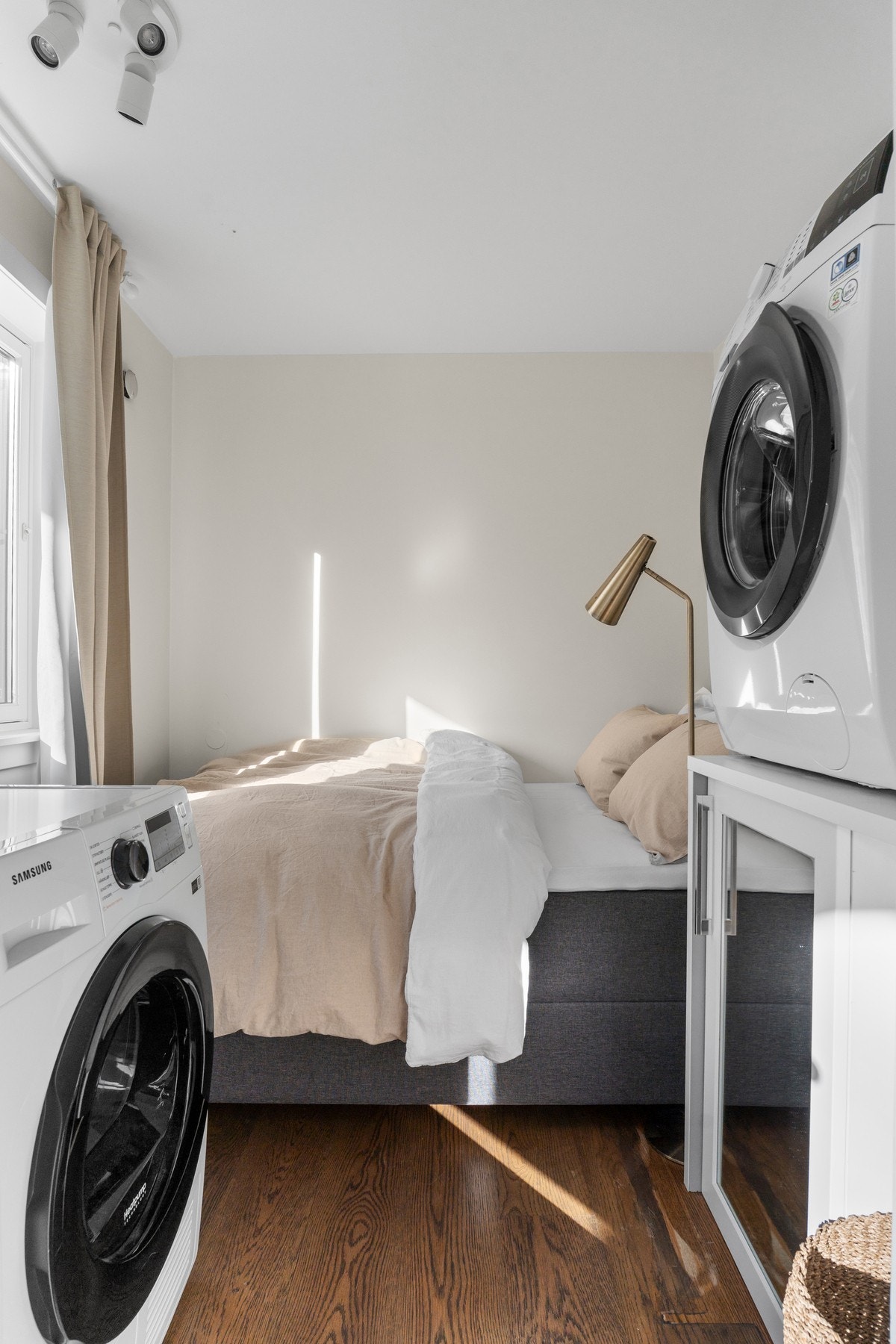 Leilighetens andre soverom er et fleksibelt rom som kan benyttes som barnerom, gjesterom, kontor eller ekstra soverom, avhengig av behov. Galleribilde