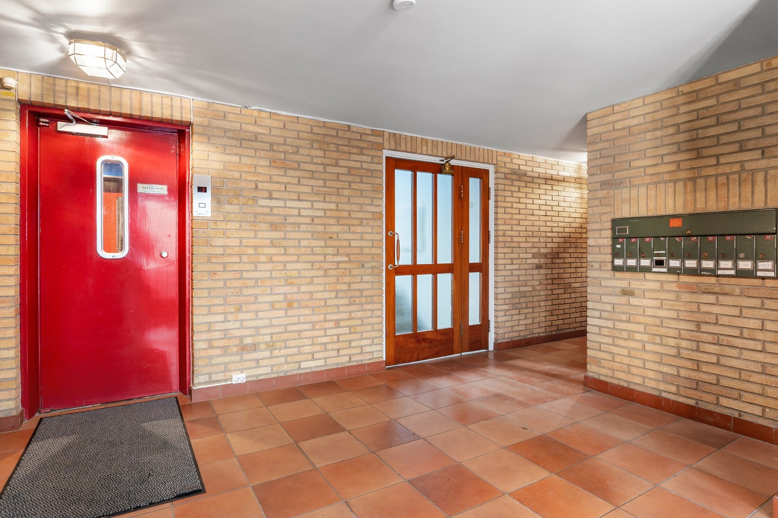 Heisen tar deg enkelt opp til leiligheten i 2. etasje, og ned til bod i kjeller. Galleribilde