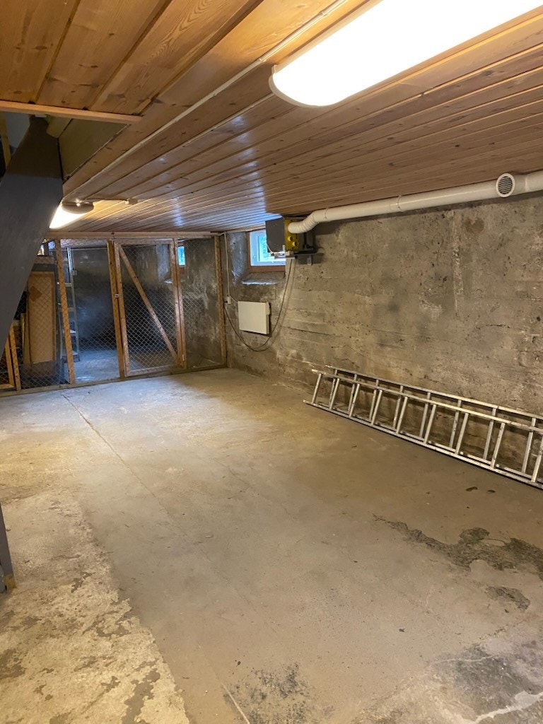 Det medfølger en bod i kjelleren Galleribilde