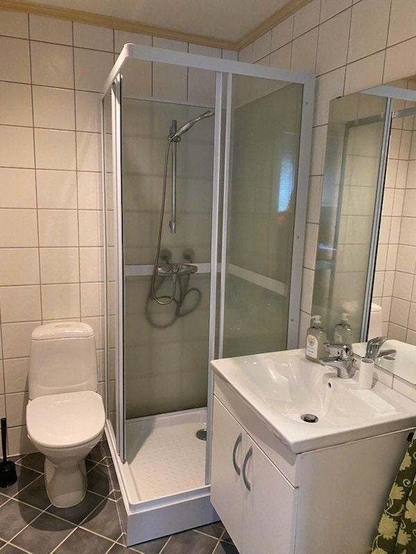 Bad/WC med dusjkabinett, elektriske varmekabler og opplegg for vaskemaskin Galleribilde