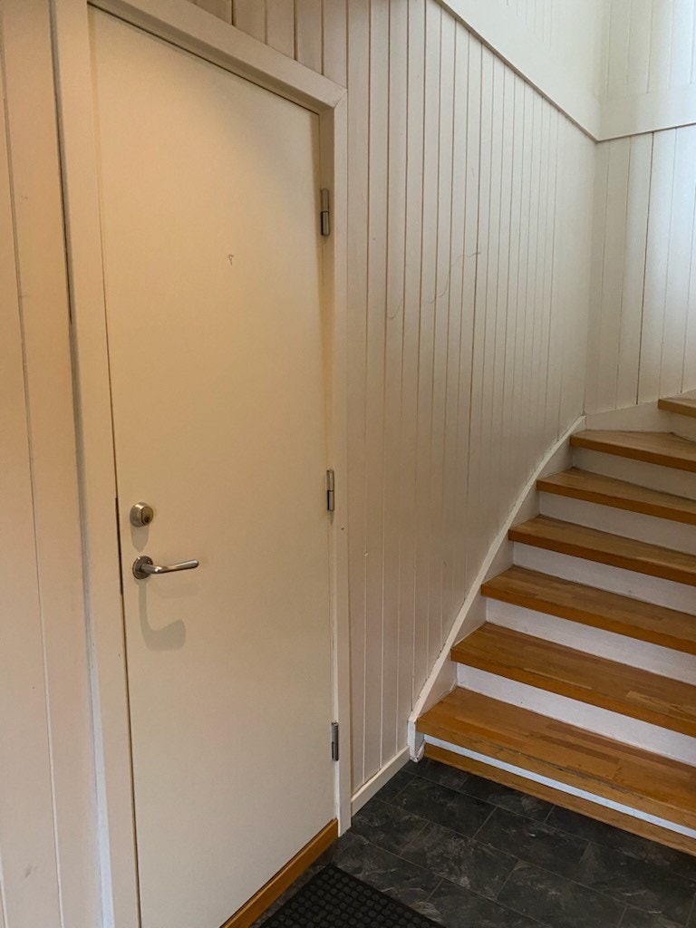 Felles inngangsparti som deles av fire leiligheter Galleribilde
